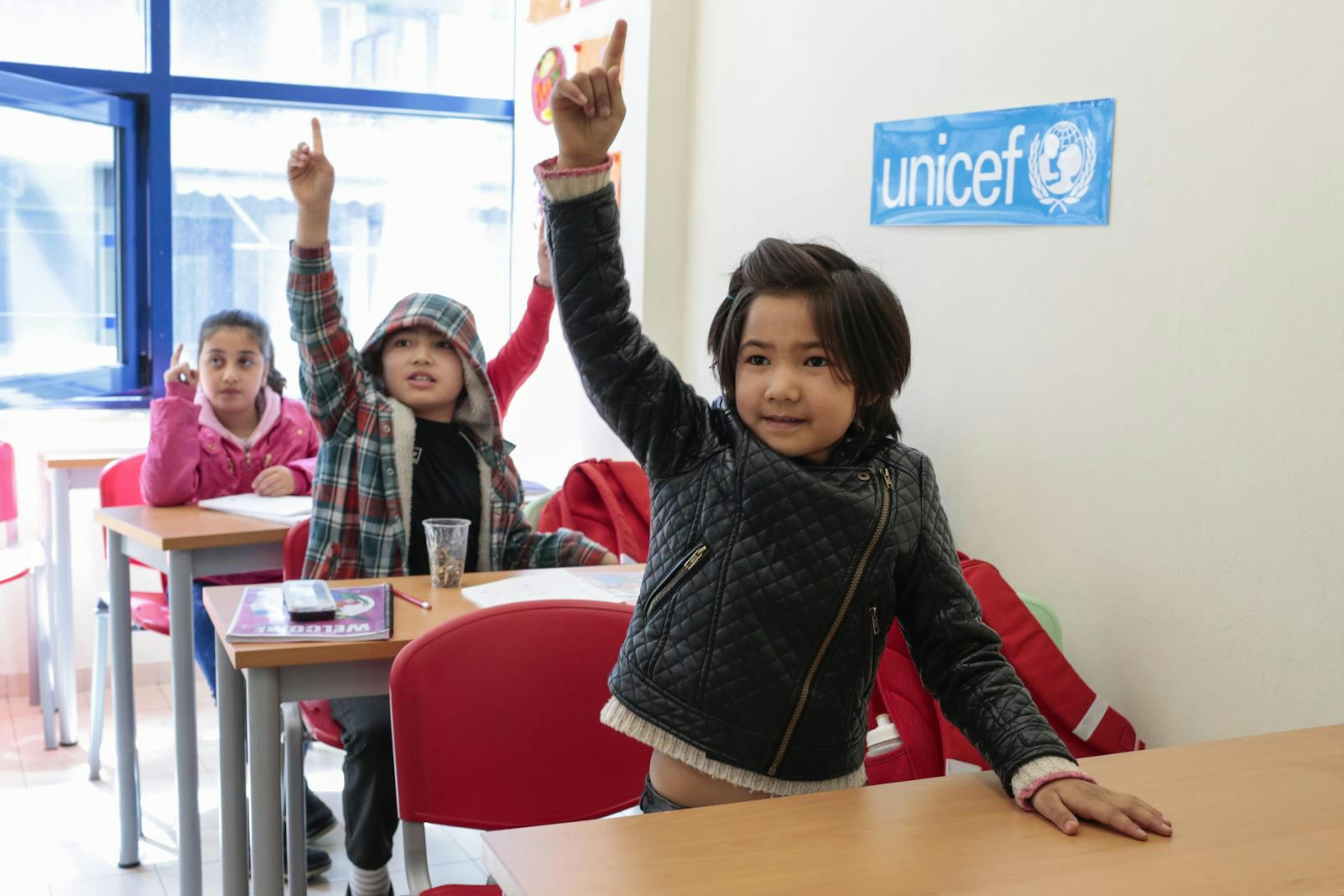 Bambine rifugiate dall'Afghanistan durante una lezione organizzata dall'UNICEF in una scuola di Apostoli, nella regione dell'Epiro  (Grecia) - © UNICEF/UN075716/Jacome