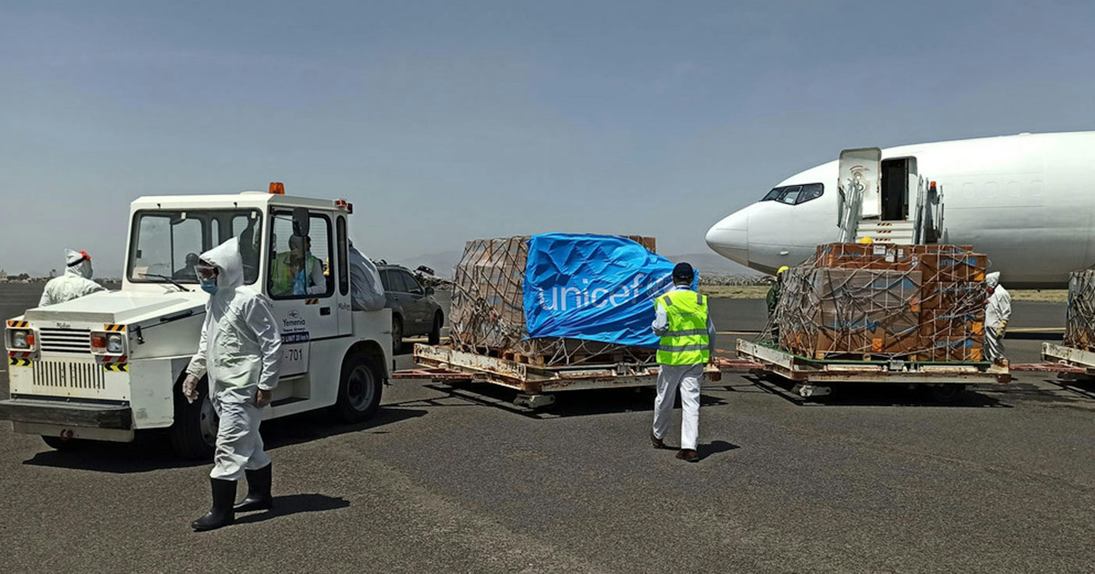Le operazioni di scarico del cargo con aiuti UNICEF arrivato all'aeroporto di Sana'a, capitale dello Yemen - ©UNICEF Yemen/2020/102665