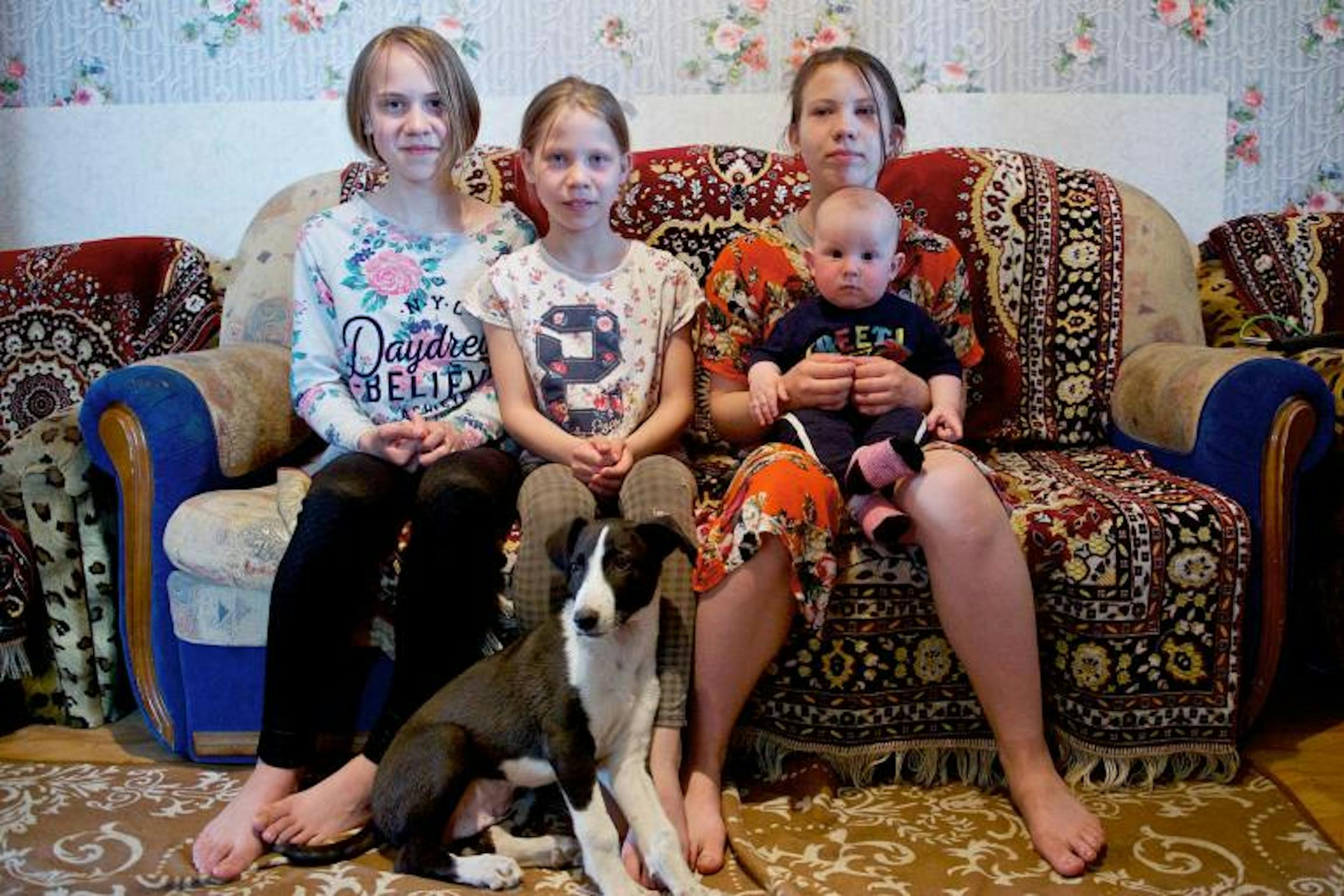 La famiglia di queste 4 bambine vive in un piccolo appartamento in affitto a Nur Sultan, capitale del Kazakistan, Da tre anni non riesce ad accedere ai servizi sociali per carenza di documenti - © UNICEF/UNI289389/Nur