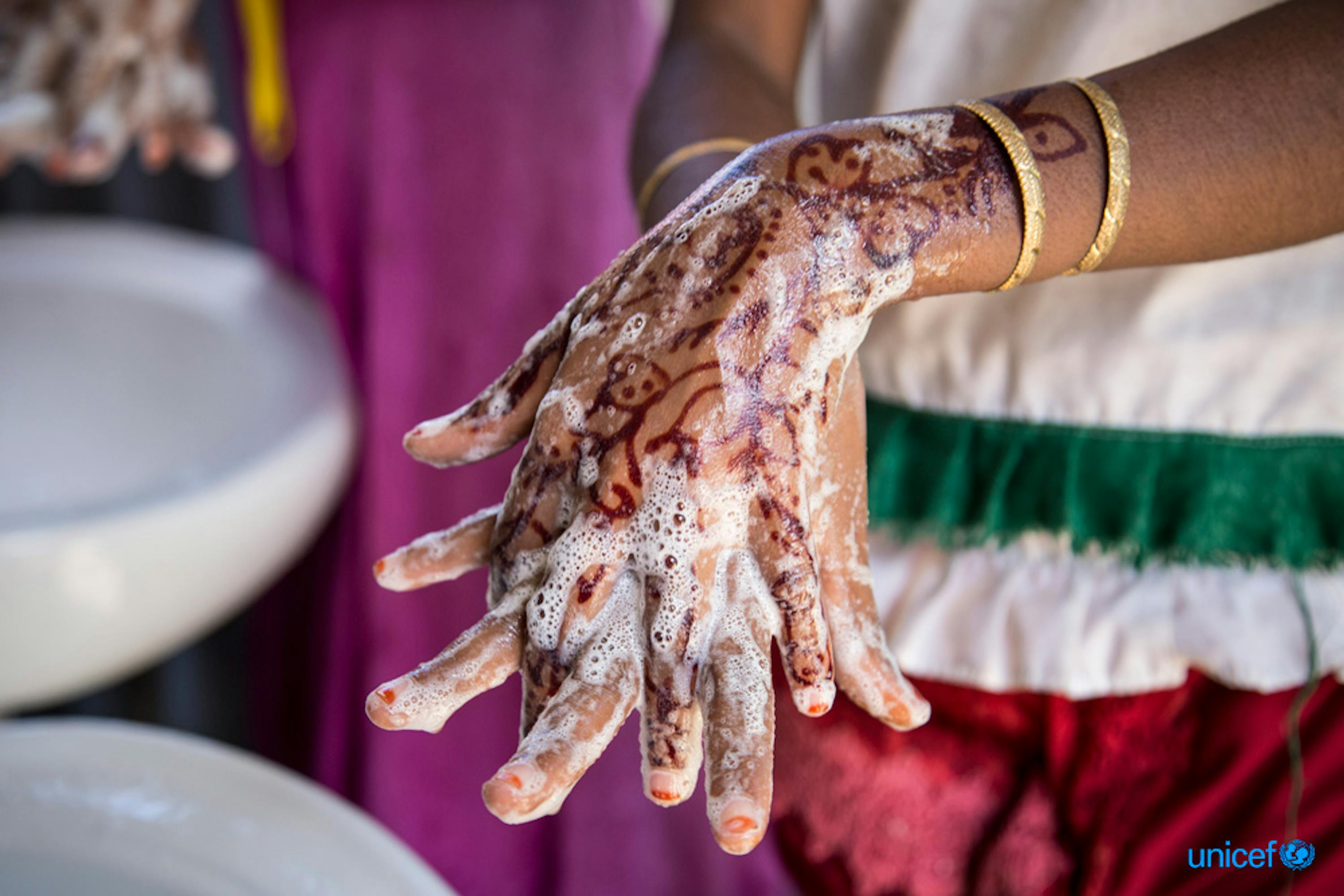 Una ragazza si lava le mani nel campo profughi Cox.s Bazar in Bangladesh - © UNICEF/UN0139603/LeMoyne