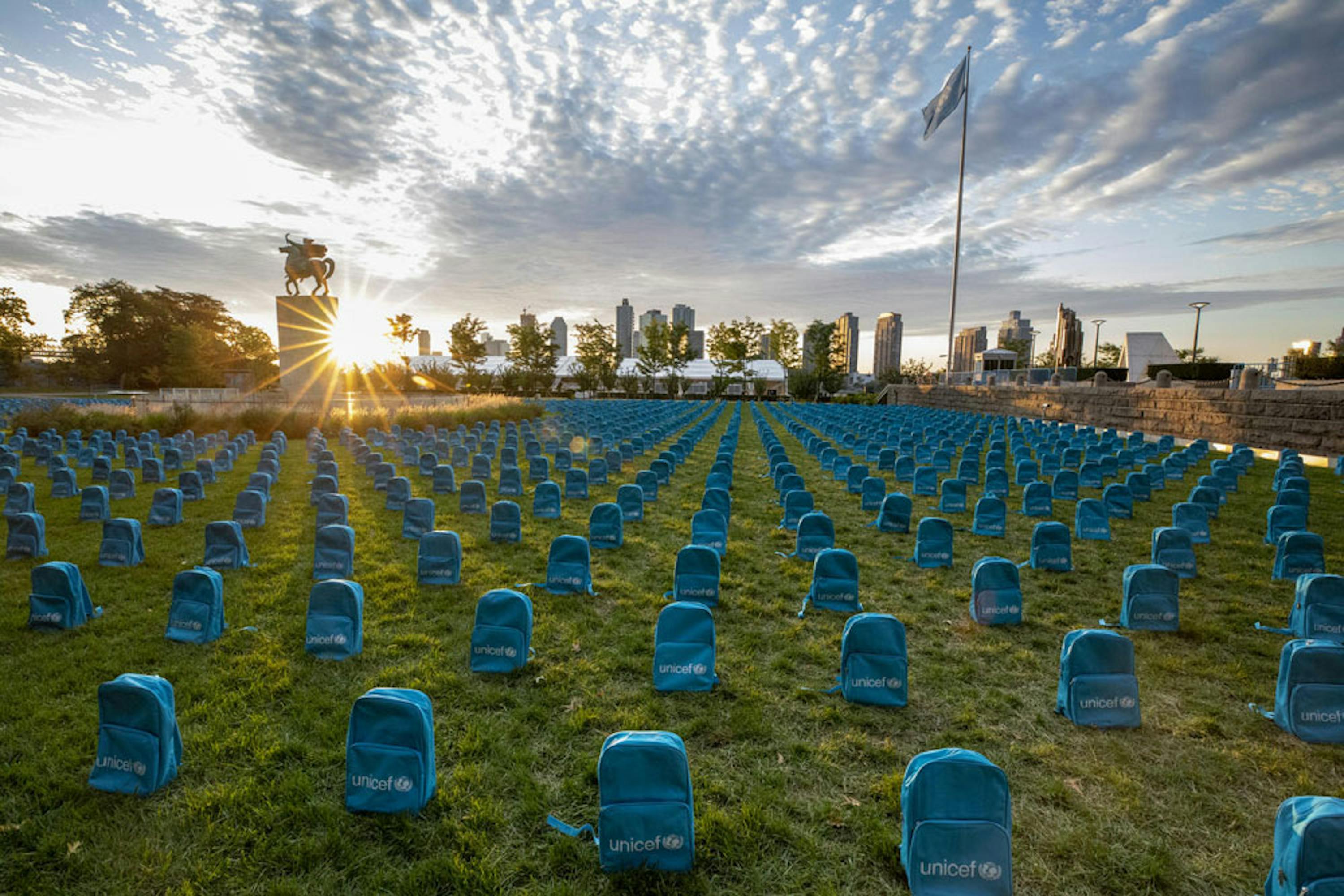 Un'installazione realizzata nel 2019 all'esterno della sede UNICEF di New York per ricordare i tanti bambini vittime delle guerre nel mondo - ©UNICEF/UN0341974/Farber/Getty Images.jpg