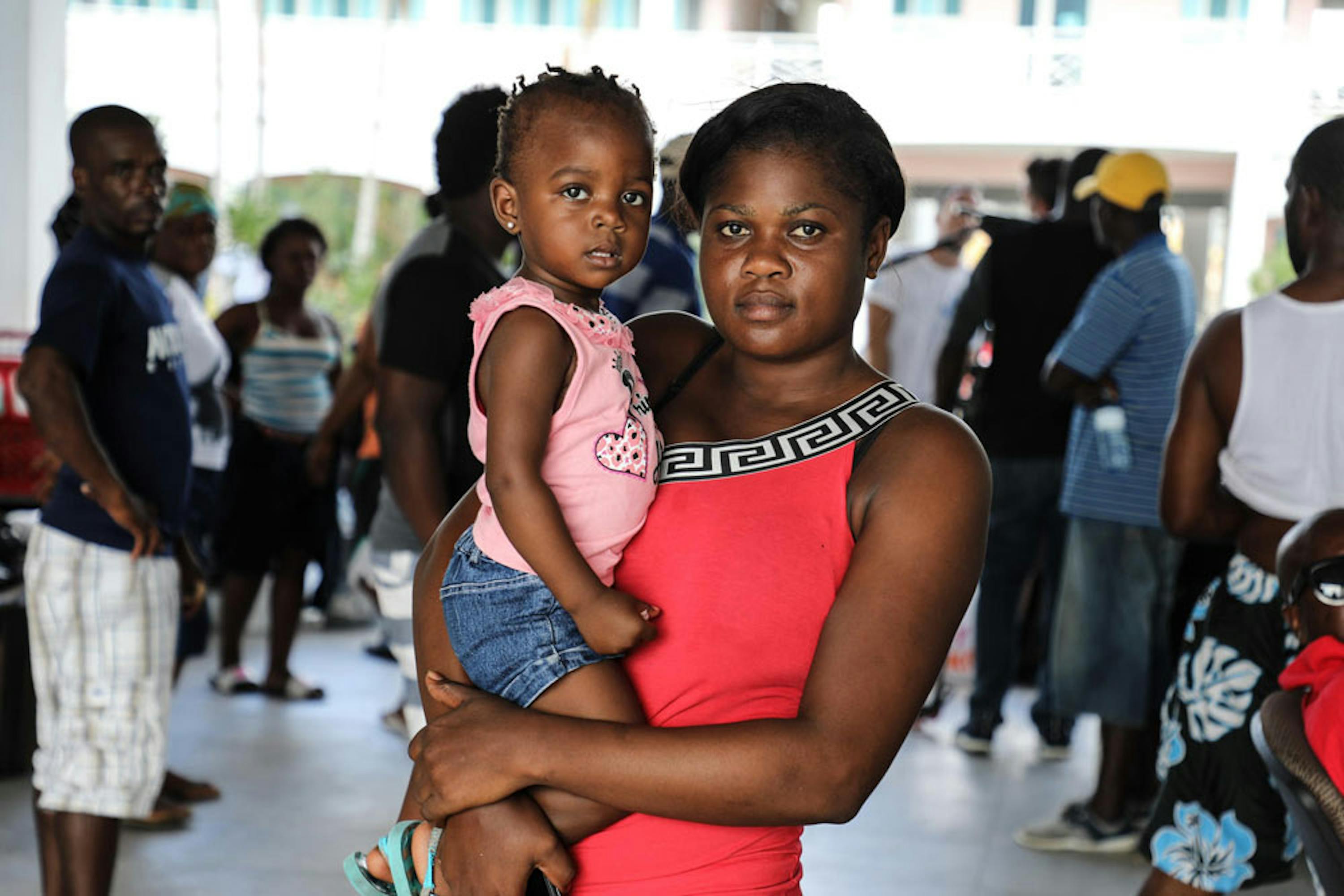Madre e figlia in un centro per sfollati dell'isola di Abaco (Bahamas) dopo il passaggio dell'uragano Dorian (settembre 2019). Gli esperti prevedono che quella del 2020 sarà una stagione di uragani più violenti della media - ©UNICEF/UN0342028/M. Gonzalez