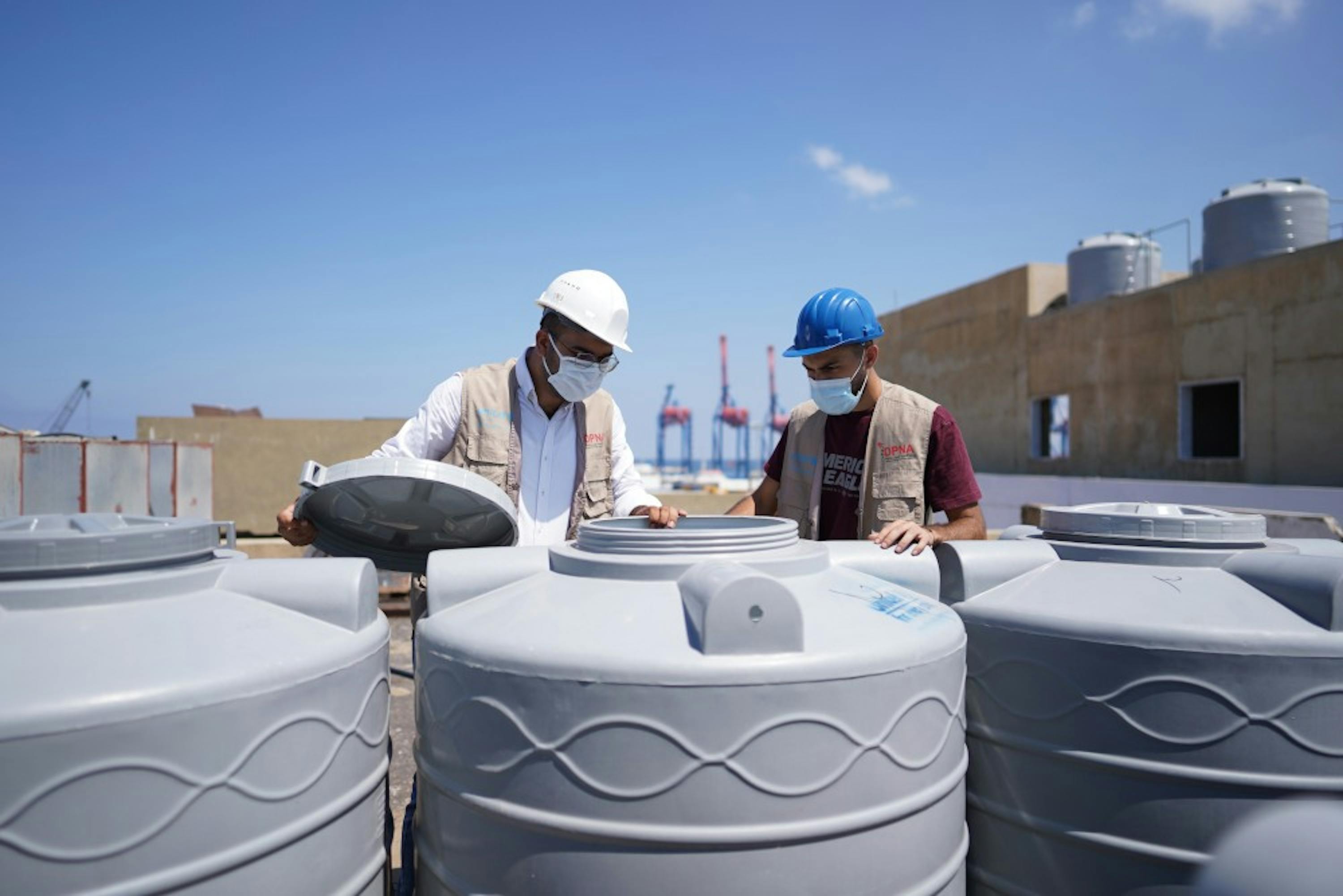 In seguito alle esplosioni avvenute a Beirut, l'UNICEF e i suoi partner installano serbatoi d'acqua nell'ospedale Karantina, nelle scuole e negli edifici © UNICEF/UNI362840/Choufany