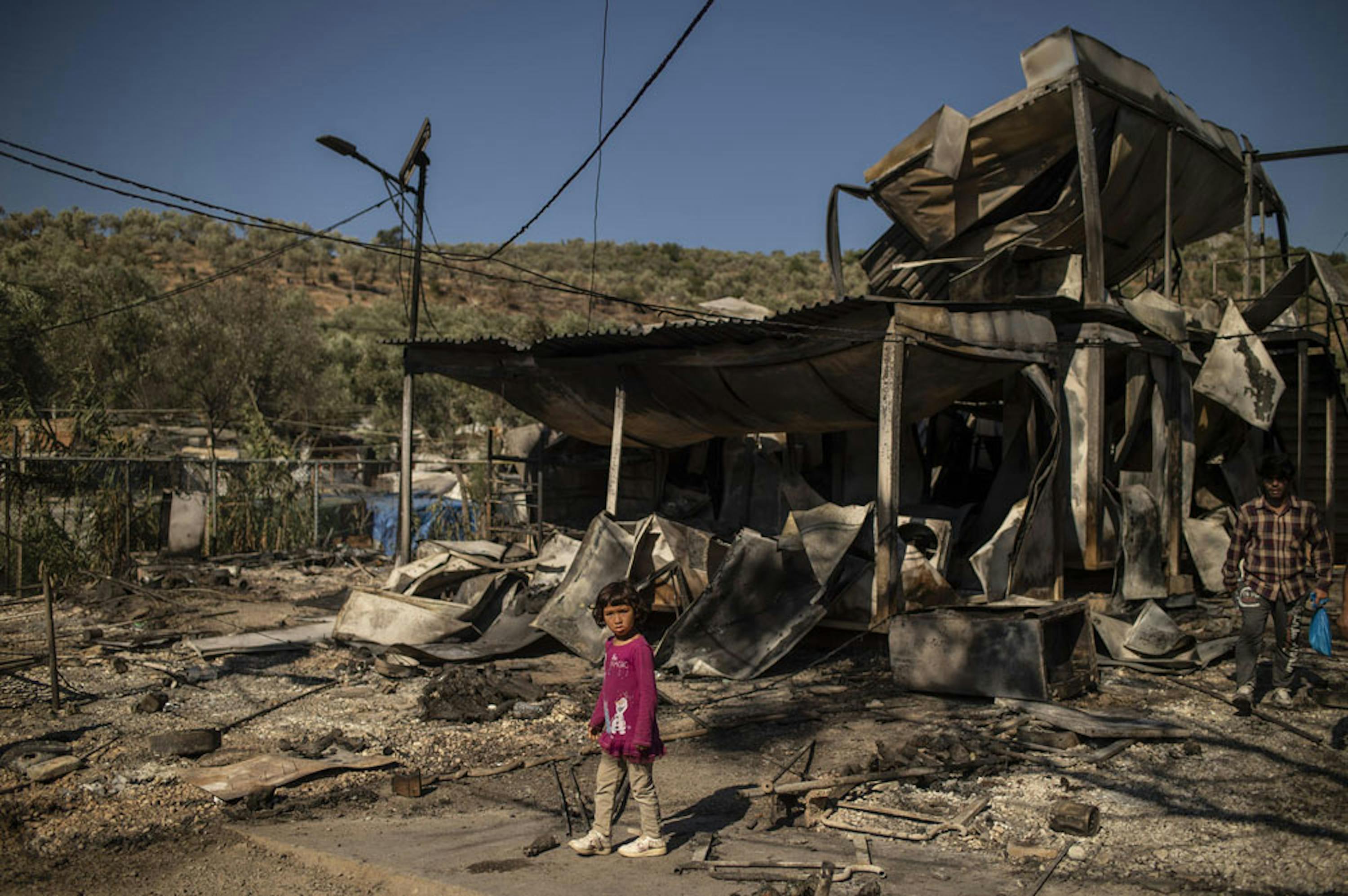 Una bambina si aggira tra le macerie del campo profughi di Moria, devastato dall'incendio nella notte dell'8 settembre - © UNICEF/UNI367862/Tzortzinis/AFP