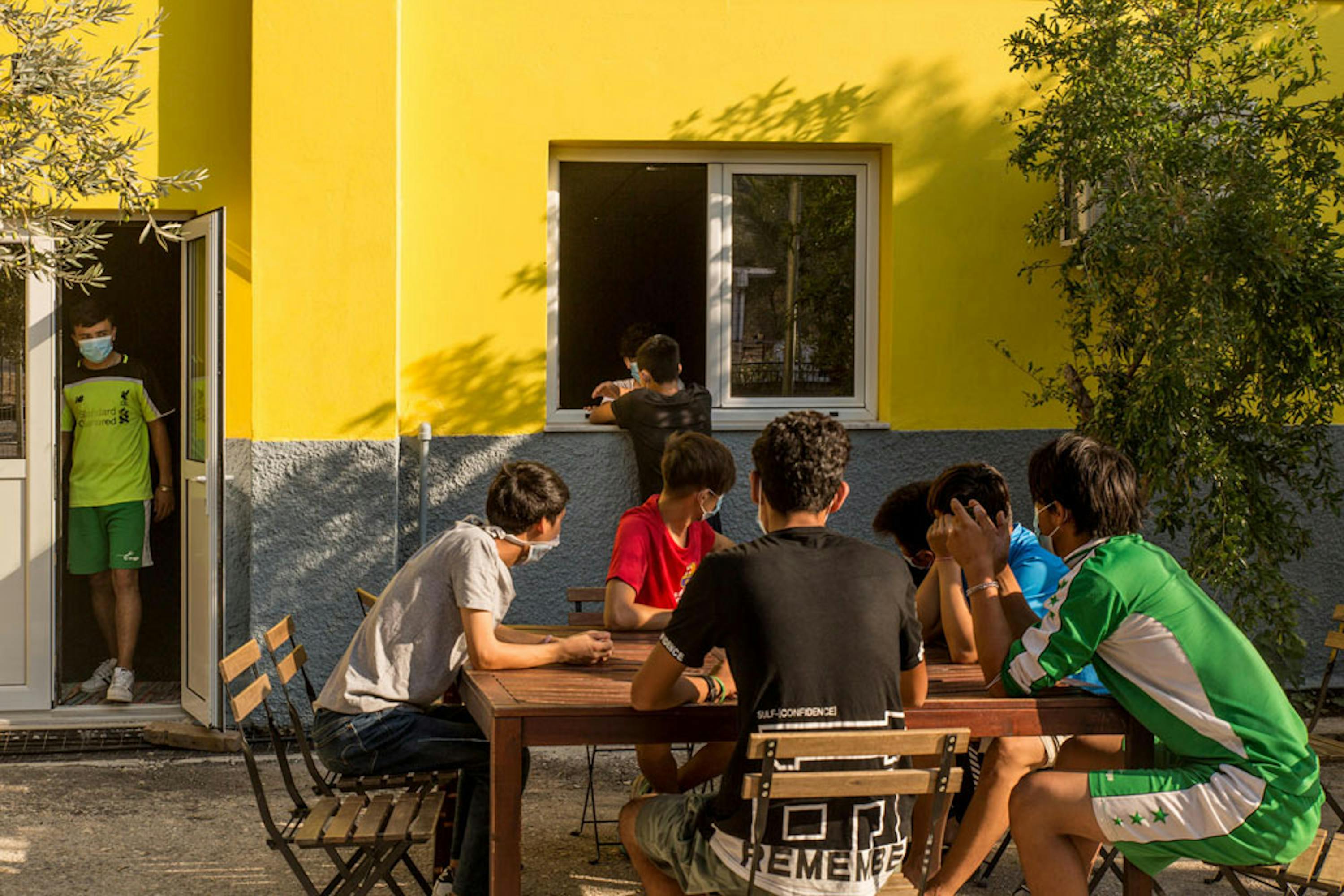 Adolescenti rimasti senza tetto dopo l'incendio del campo profughi di Moria e ospitati dal Centro Tapuat a Lesbo (Grecia) - ©UNICEF/UNI368513/Christophilopoulos