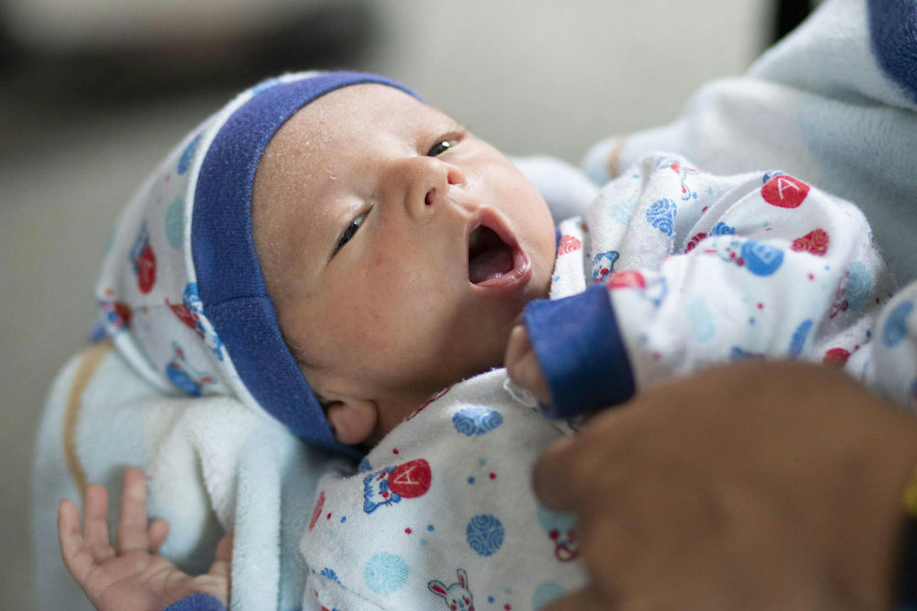 Un nuovo nato nell'ospedale di Tachira (Venezuela). La mortalità infantile è concentrata in modo sproporzionato nella fascia neonatale, come evidenzia il nuovo rapporto UNICEF/IGME - ©UNICEF/UNI347480/Poveda