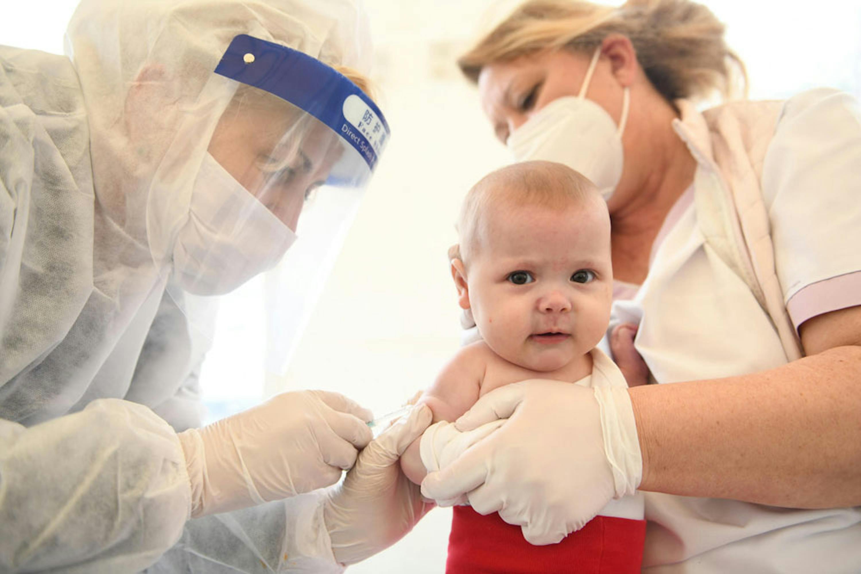 In Kosovo le vaccinazioni sono riprese dopo la sospensione dei servizi dovuta al COVID-19 - ©UNICEF/UNI346553/Karahoda