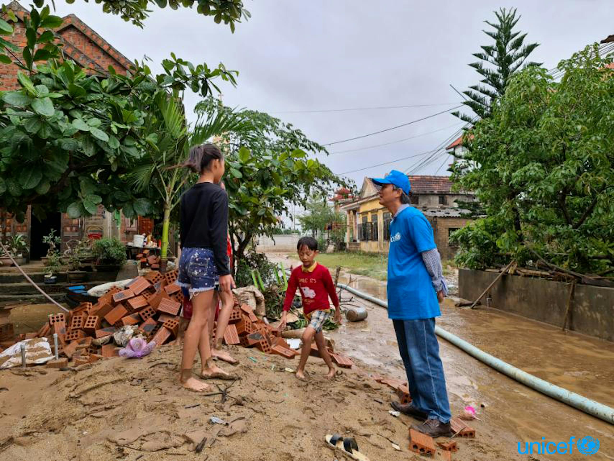 Vietnam, staff UNICEF a Quang Loc dopo il disastro delle inondazioni © UNICEF/UN0352875/