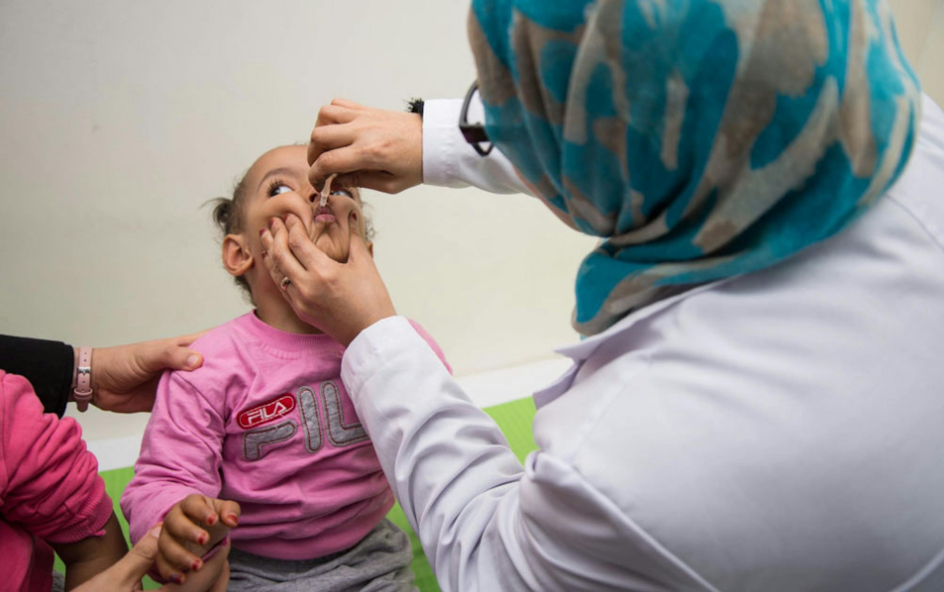 Una vaccinazione antipolio in LIbia: il paese nordafricano sta fronteggiando una grave crisi per la carenza di vaccini - ©UNICEF Libia/2020