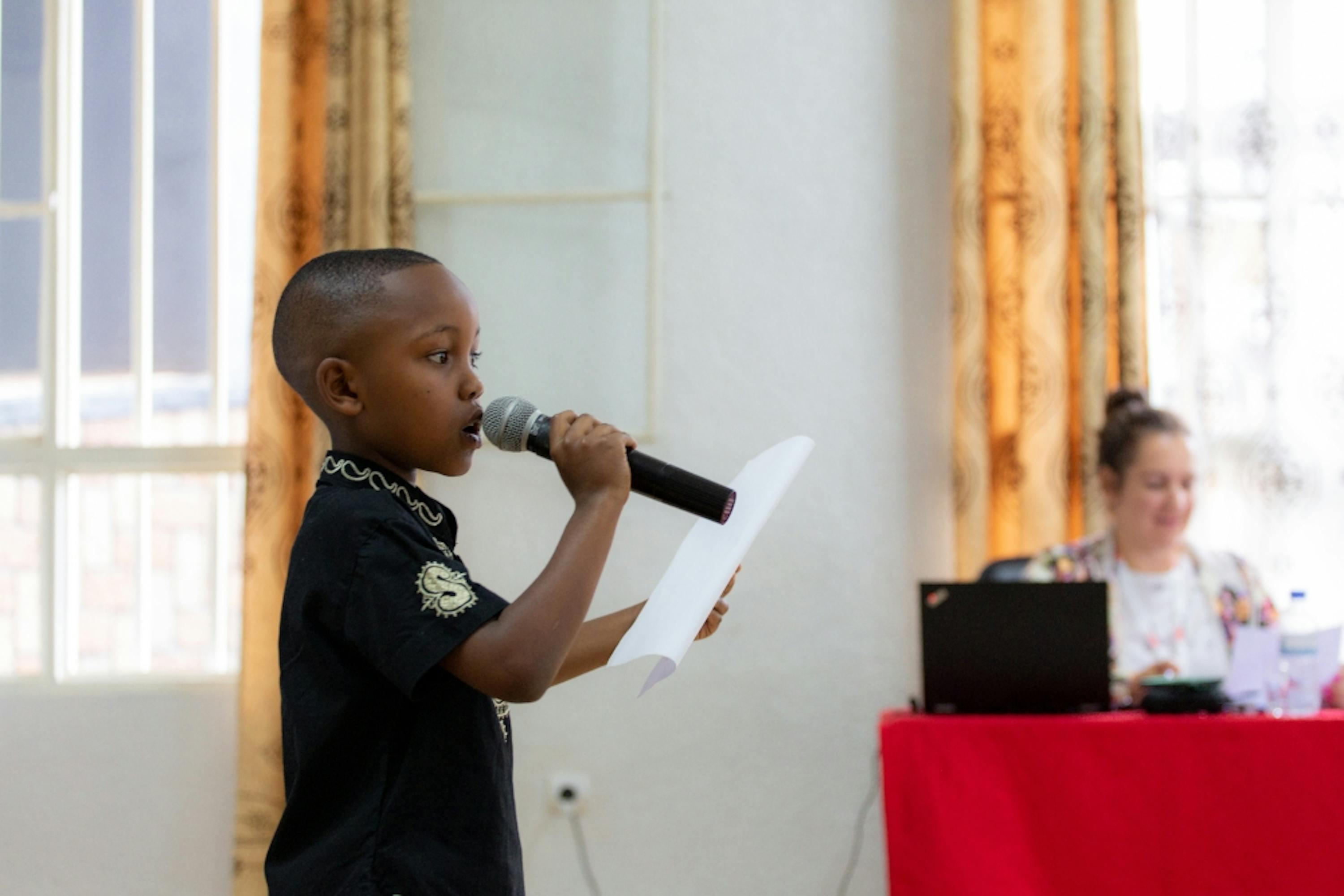 Manzi, 10 anni, prende parte a un evento in Ruanda dove i bambini mettono in mostra le loro vite e storie. ©UNICEF/UN0337383/Rudakubana