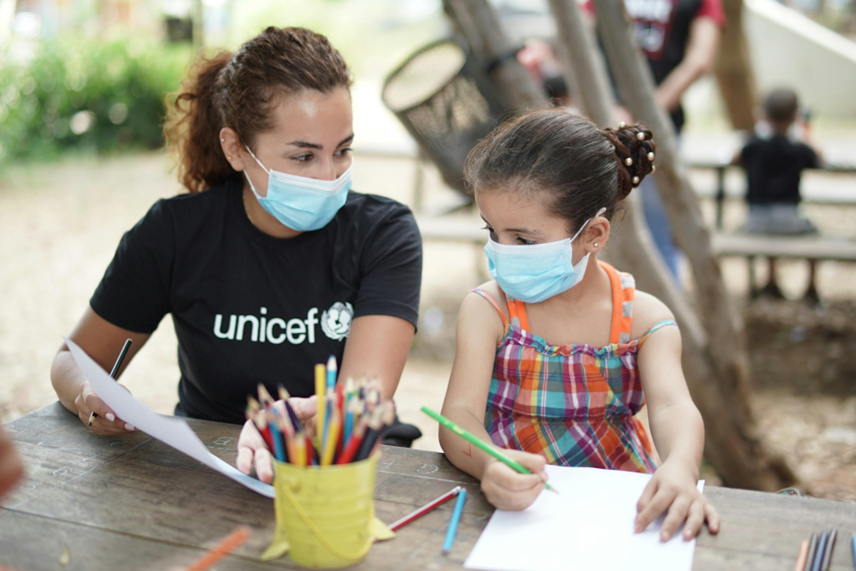 una ragazza libanese partecipa ad attività psicosociali presso lo spazio amico dei bambini (CFS) dell'UNICEF nel giardino pubblico Karantina a Beirut, Libano.