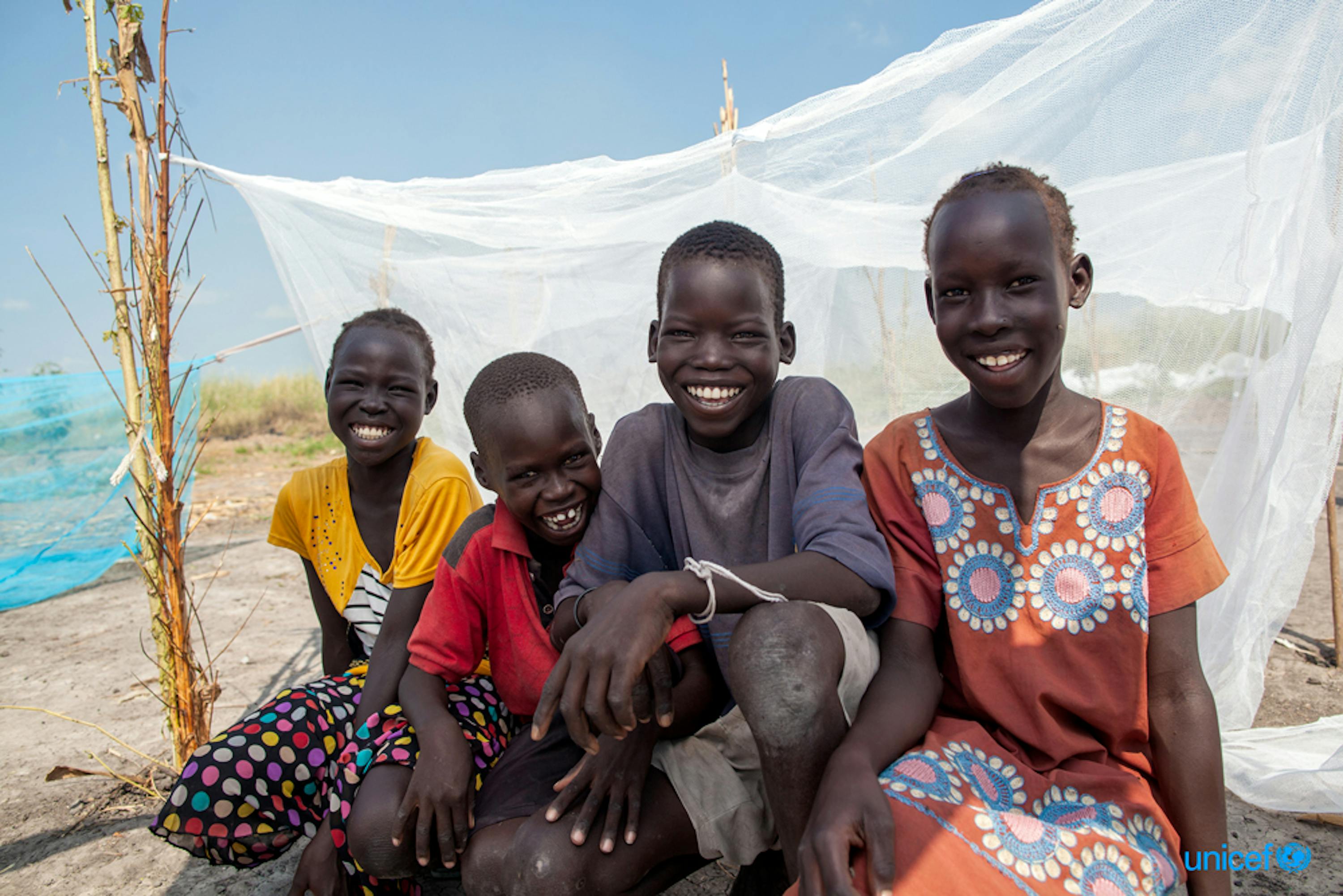 Bambini sotto una zanzariera nel campo per sfollati di Bienythiang, un'area del Sud Sudan devastata nei mesi scorsi da inondazioni che hanno distrutto villaggi e campi - © UNICEF/UN0359995/Naftalin