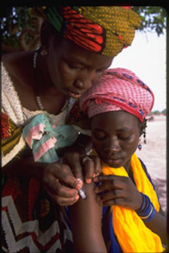 Mali: un'operatrice volontaria formata dall'UNICEF vaccina contro il tetano una ragazza 