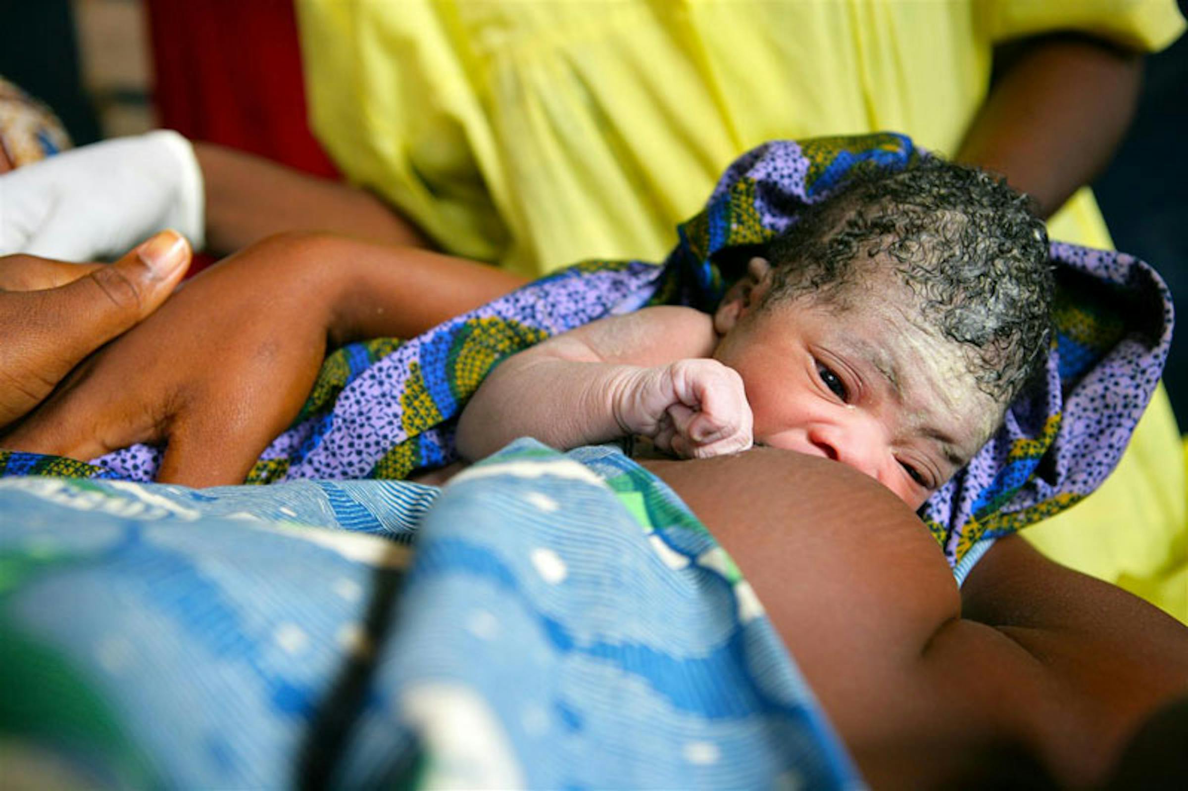 Una donna allatta al seno il suo bambino 30 minuti dopo la nascita nell'ospedale di Maradi in Niger, paese con bassissima percentuale di allattamento al seno nei primi mesi di vita e tassi elevatissimi di mortalità infantile - ©UNICEF/NYHQ2010-3049/Pirozzi