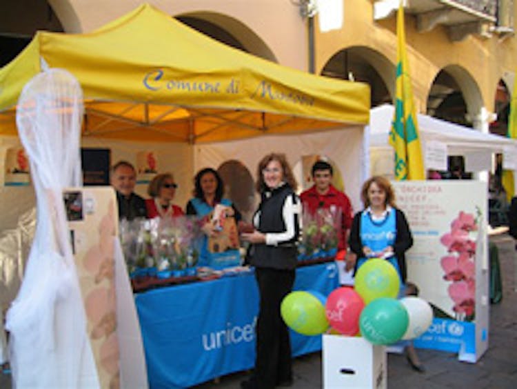 Un banchetto di volontari per l'Orchidea UNICEF 2008 a Mantova - ©UNICEF Italia/2008