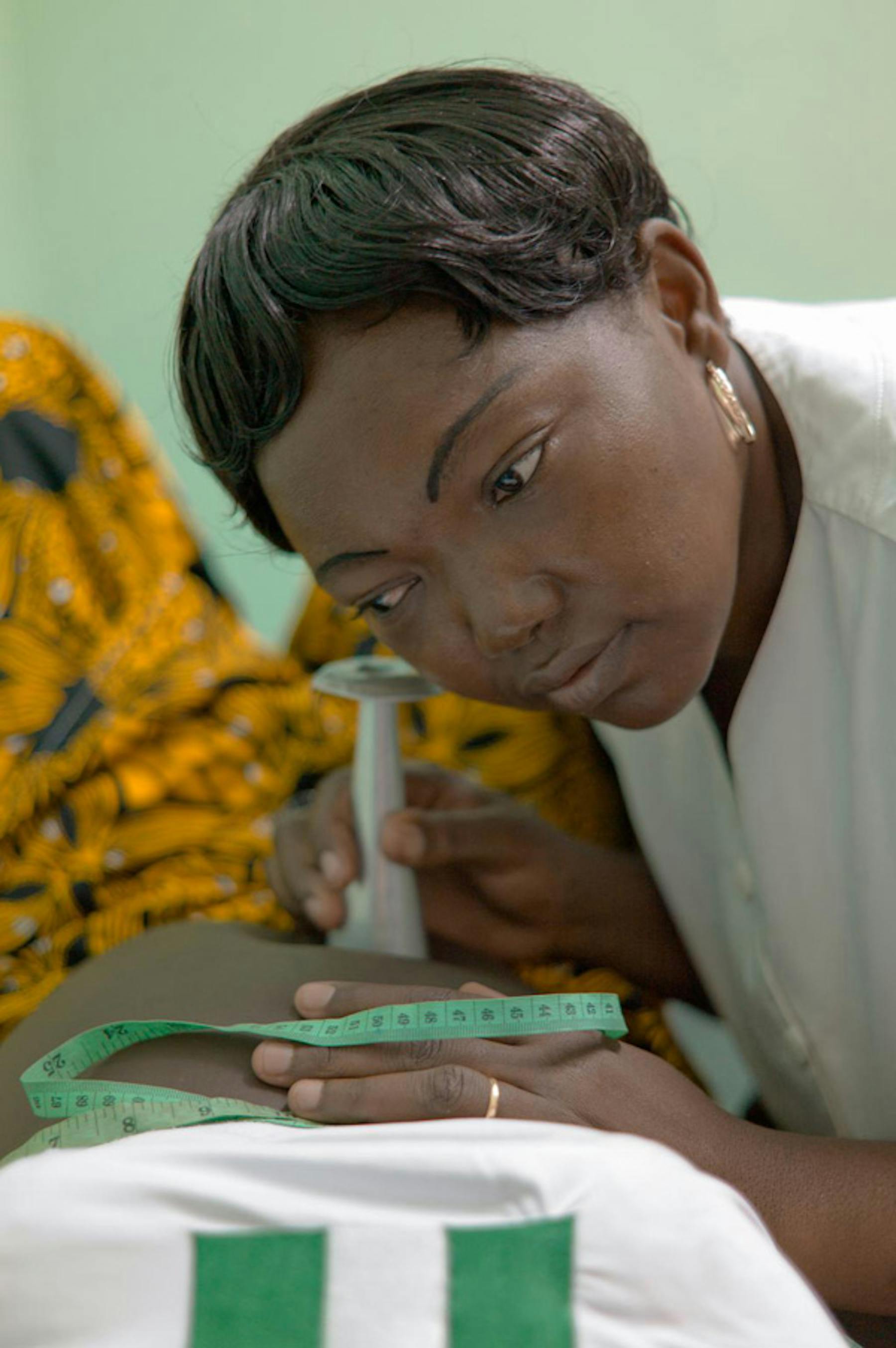 Un'ostetrica ausculta il battito cardiaco fetale nell'ospedale di Bangui, capitale della Repubblica Centrafricana - ©UNICEF/NYHQ2012-2174/Christine Nesbitt