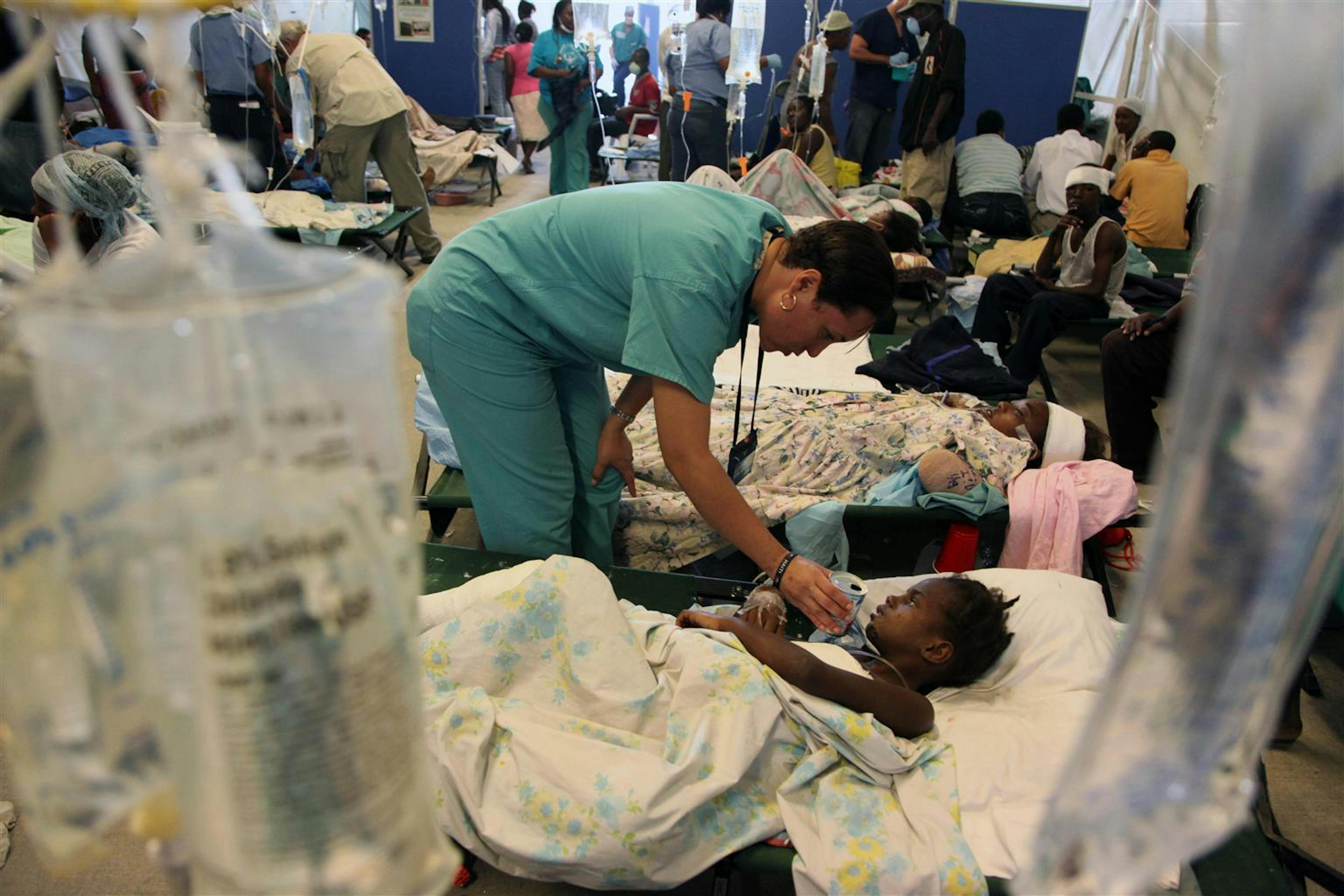 Un ospedale da campo allestito nei pressi dell'aeroporto di Port-au-Prince, Haiti. L'infermiera è tornata nel suo paese natale per aiutare i connazionali 