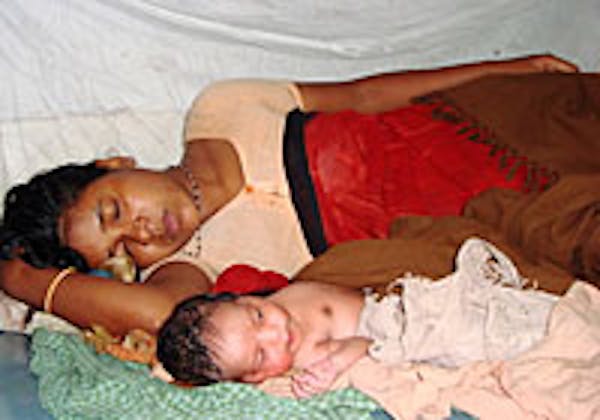 Bihar (India), madre e bambino dormono sotto una zanzariera - ©UNICEF India/2009/Jha
