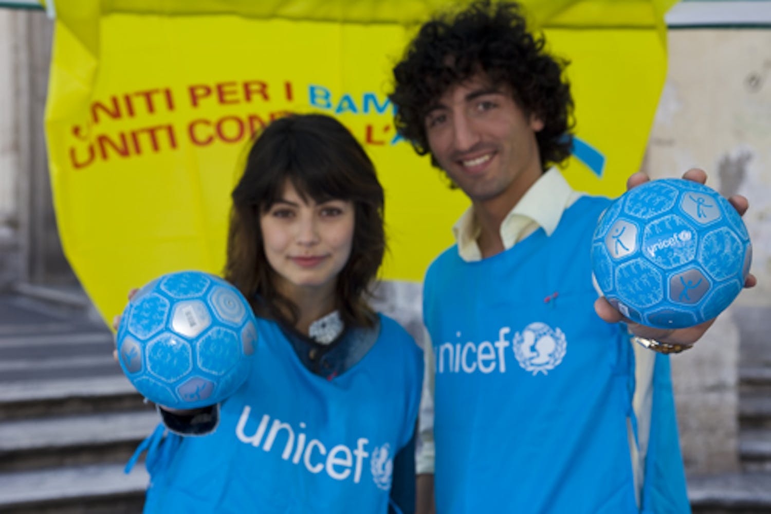 Alessandra Mastronardi e Samuel Peron testimonial dell'iniziativa Segniamo un gol per l'Africa in piazza del Popolo a Roma