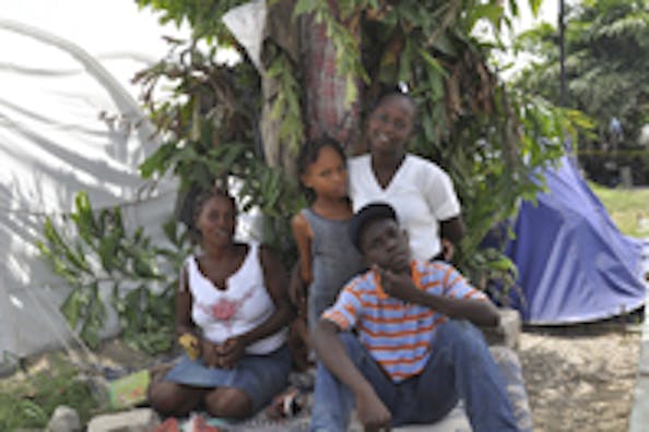 Christine (a sinistra) con i fratelli e la mamma, fotografati nell'accampamento in cui vivono dal giorno del terremoto - ©UNICEF Haiti/2010/Brule