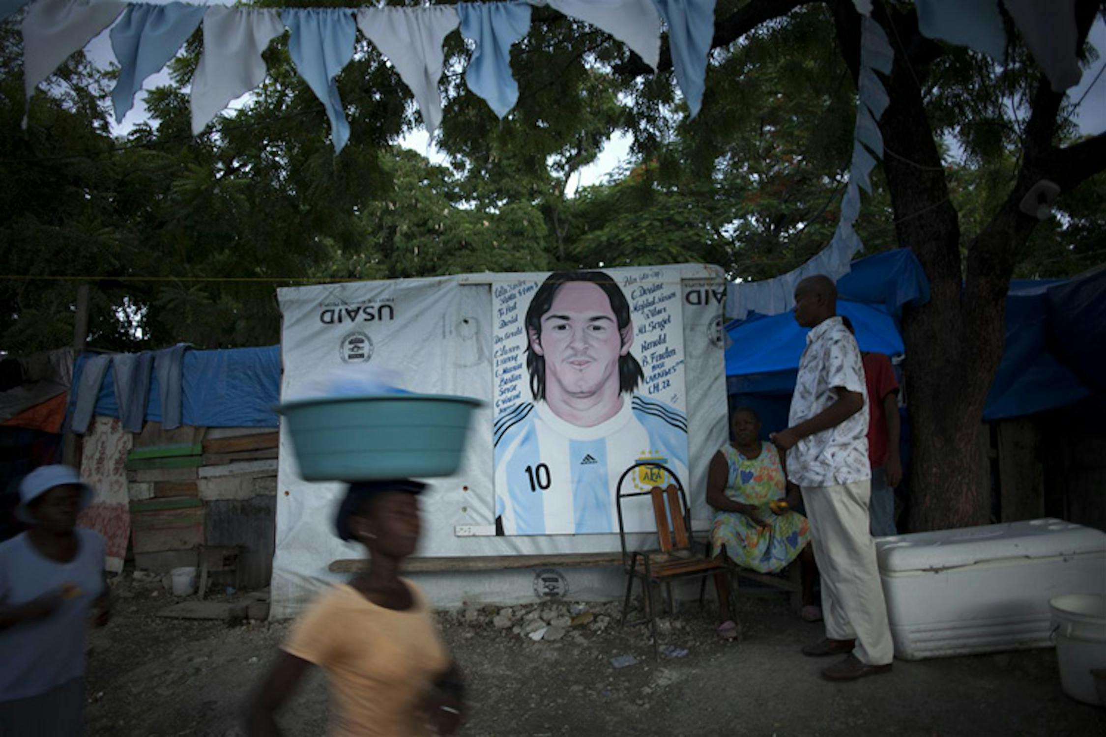 Un ritratto di Messi con la maglia argentina decora questa tenda in uno dei quasi mille accampamenti spontanei a Port-au-Prince, capitale di Haiti - ©UNICEF/NYHQ2010-1276/Ramoneda