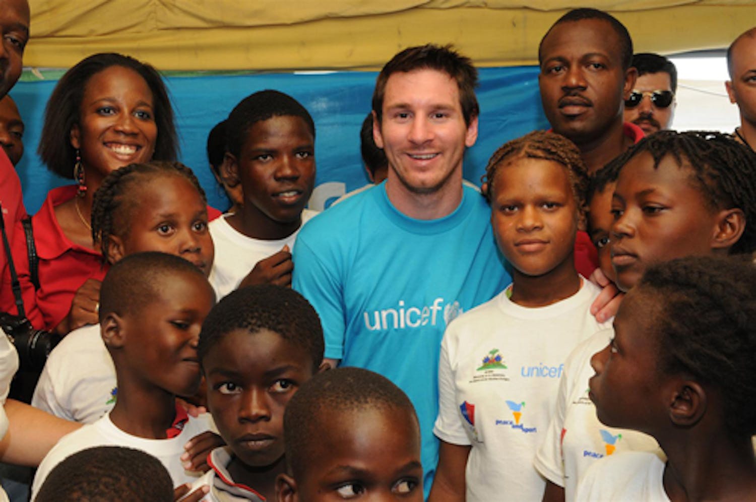 Leo Messi tra i bambini di Haiti - ©UNICEF/NYHQ2010-1396/S.Markisz