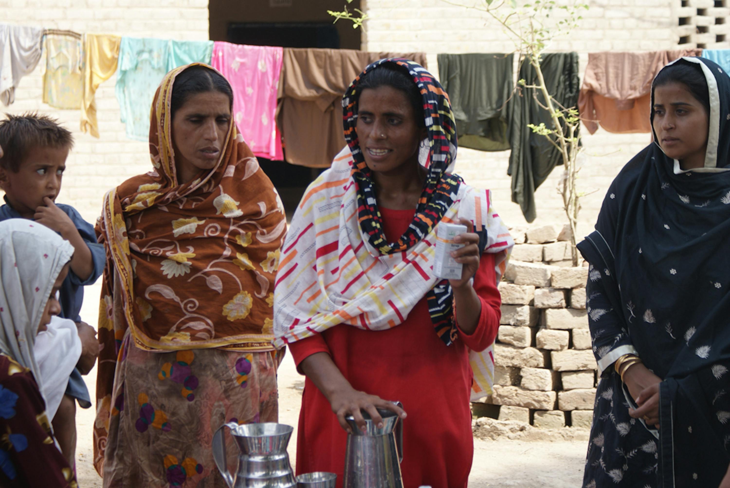 Le operatrici sanitarie al lavoro, durante una sessione di formazione ed educazione sanitaria ©UNICEF/Pakistan/McBride