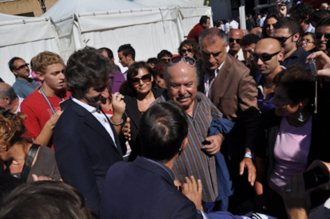 Lino Banfi assediato dai fans allo stand UNICEF di Lecce- ©UNICEF Italia/2010