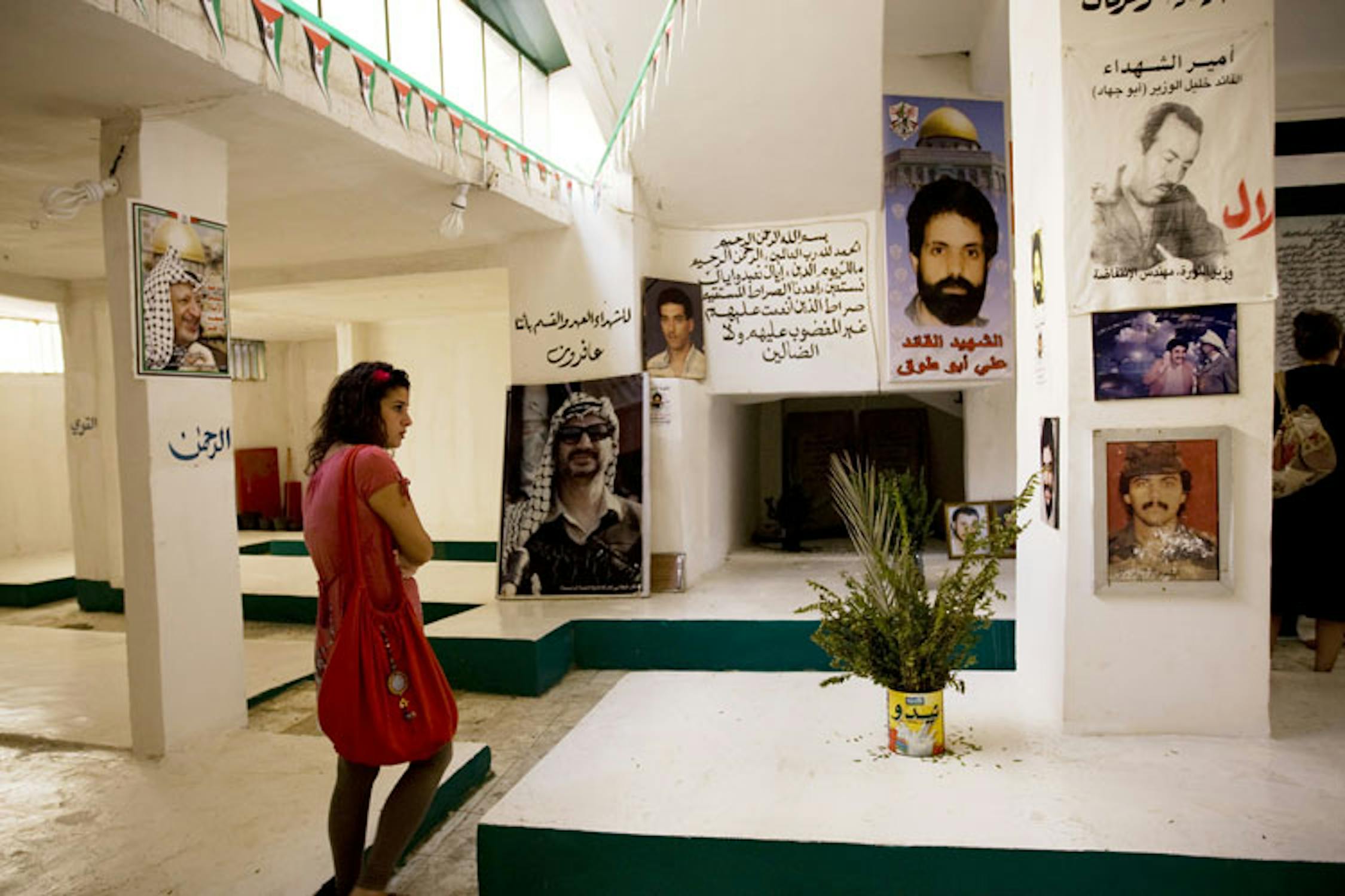 Ex moschea trasformata in cimitero durante i bombardamenti e l’assedio del 1986 da parte delle milizie filo-siriane di Amal. ©Ada Lombardi/UNICEF Italia/2010