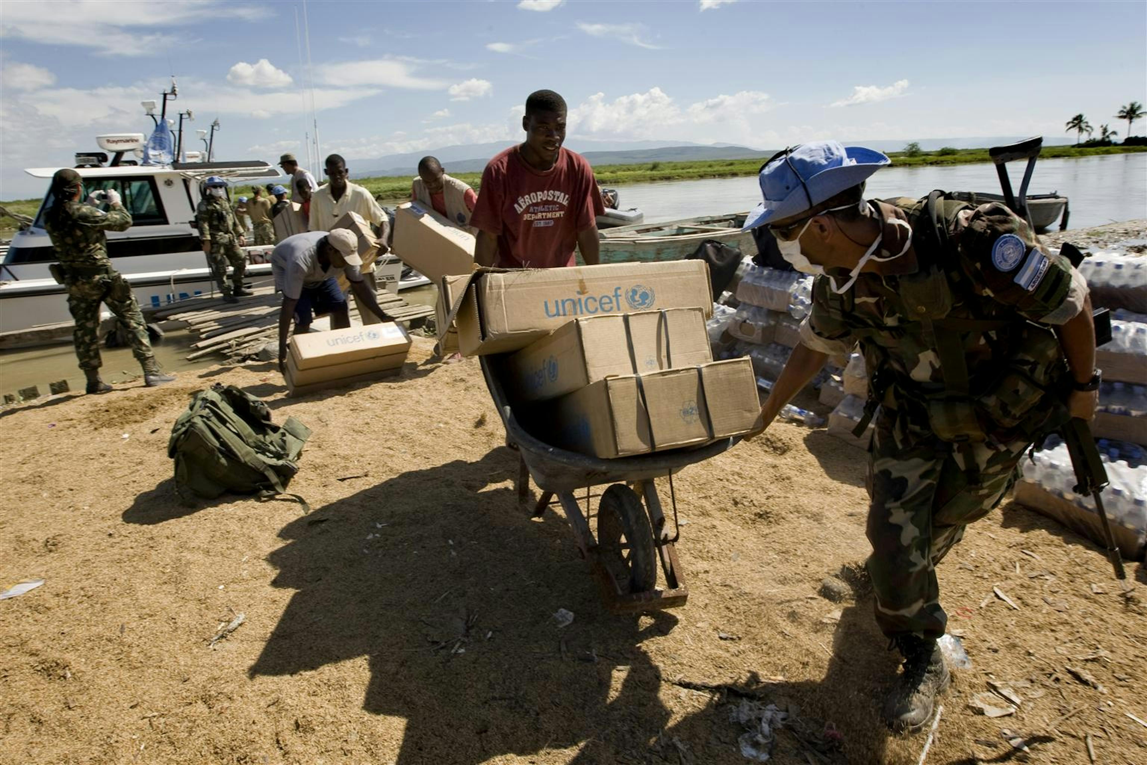 Un peacekeeper delle Nazioni Unite aiuta gli operatori della Ong Acted a caricare i kit medici e per la reidratazione forniti dall'UNICEF. © UNICEF/NYHQ2010-2145/D ormino