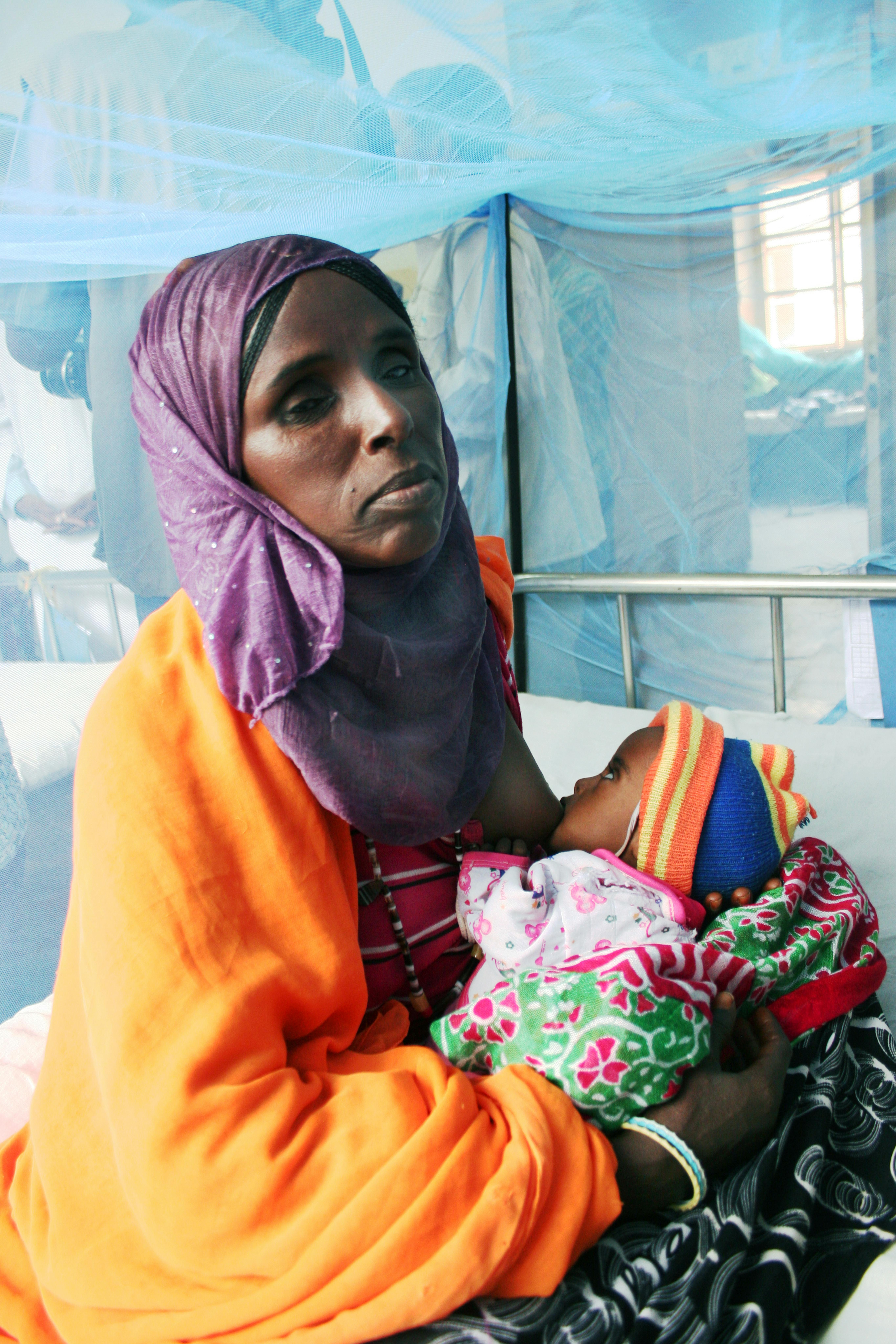 ©Patrizia Paternò/UNICEF Italia. Un bambino gravemente malnutrito con la mamma all’Ospedale di Keren Hospital. 