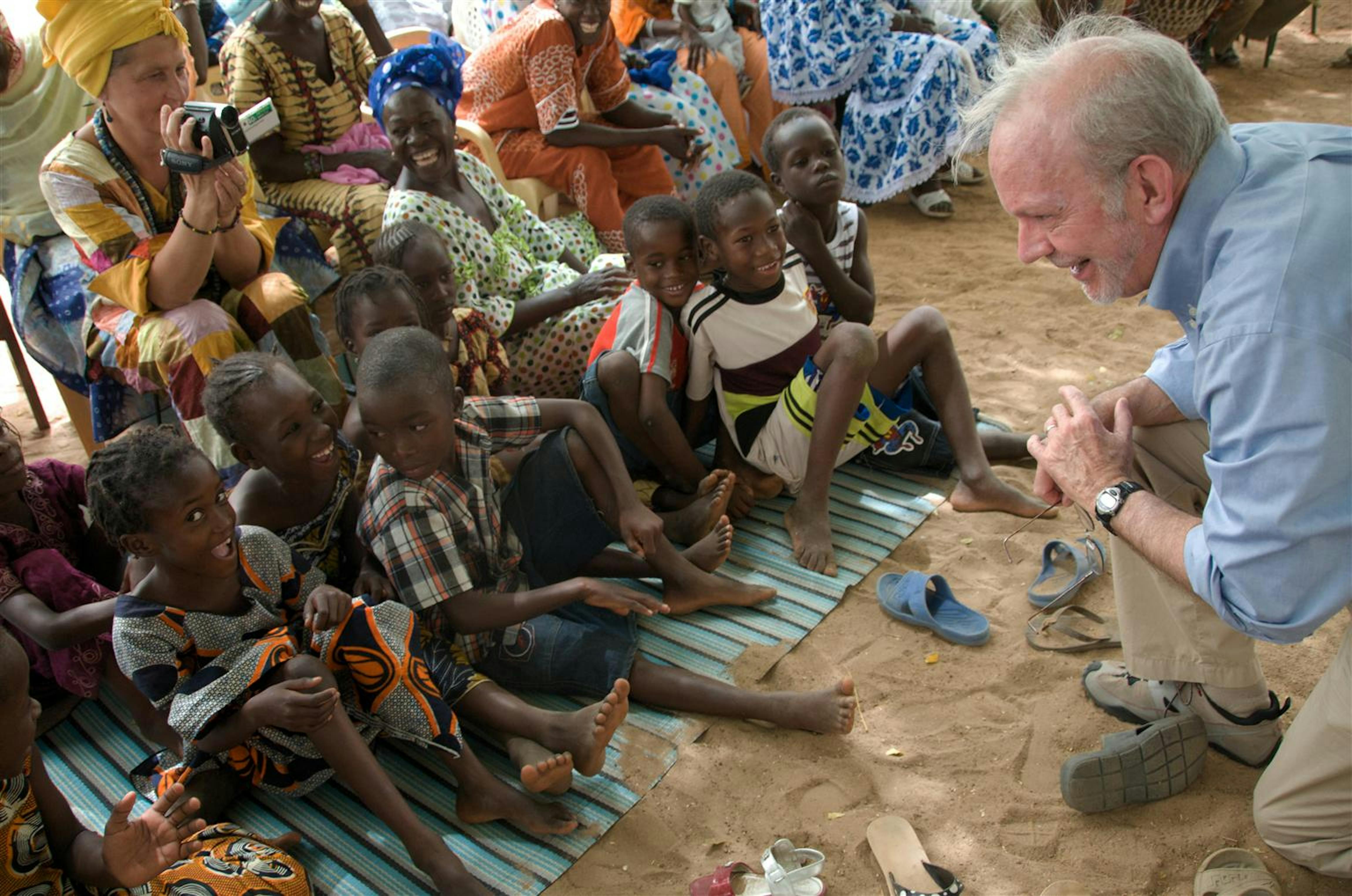 Il Direttore dell'UNICEF Anthony Lake accolto dai bambini durante una visita al villaggio di Keur Simbara, nella regione Thiès, 70 kilometri da Dakar, Senegal