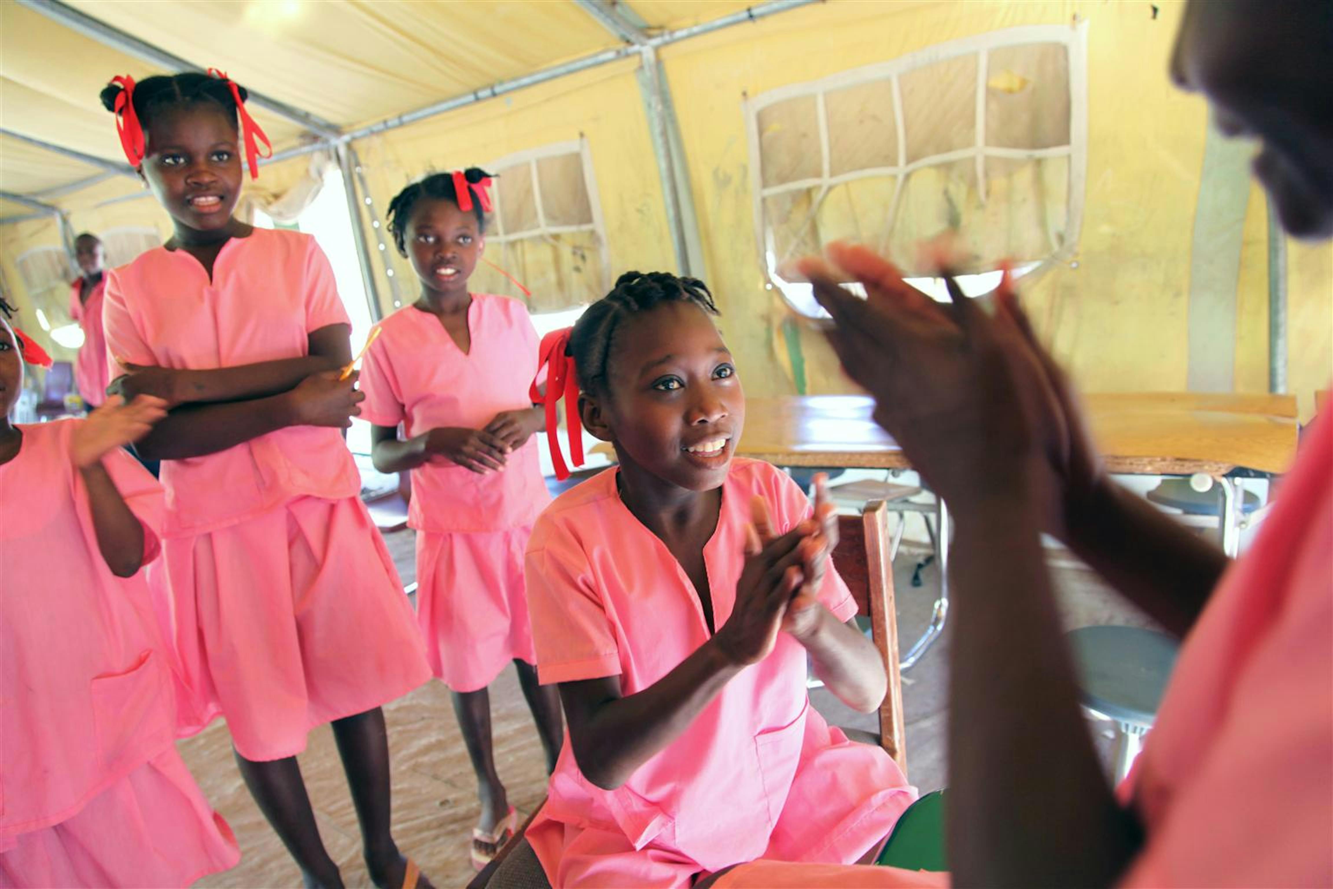 Alcune bambine ospiti di un centro di accoglienza per orfani e ex bambini lavoratori a Ganthier (Haiti). Il centro è gestito da una ONG locale con sostegno finanziario e logistico dell'UNICEF - ©UNICEF NYHQ2010-2626/R. LeMoyne