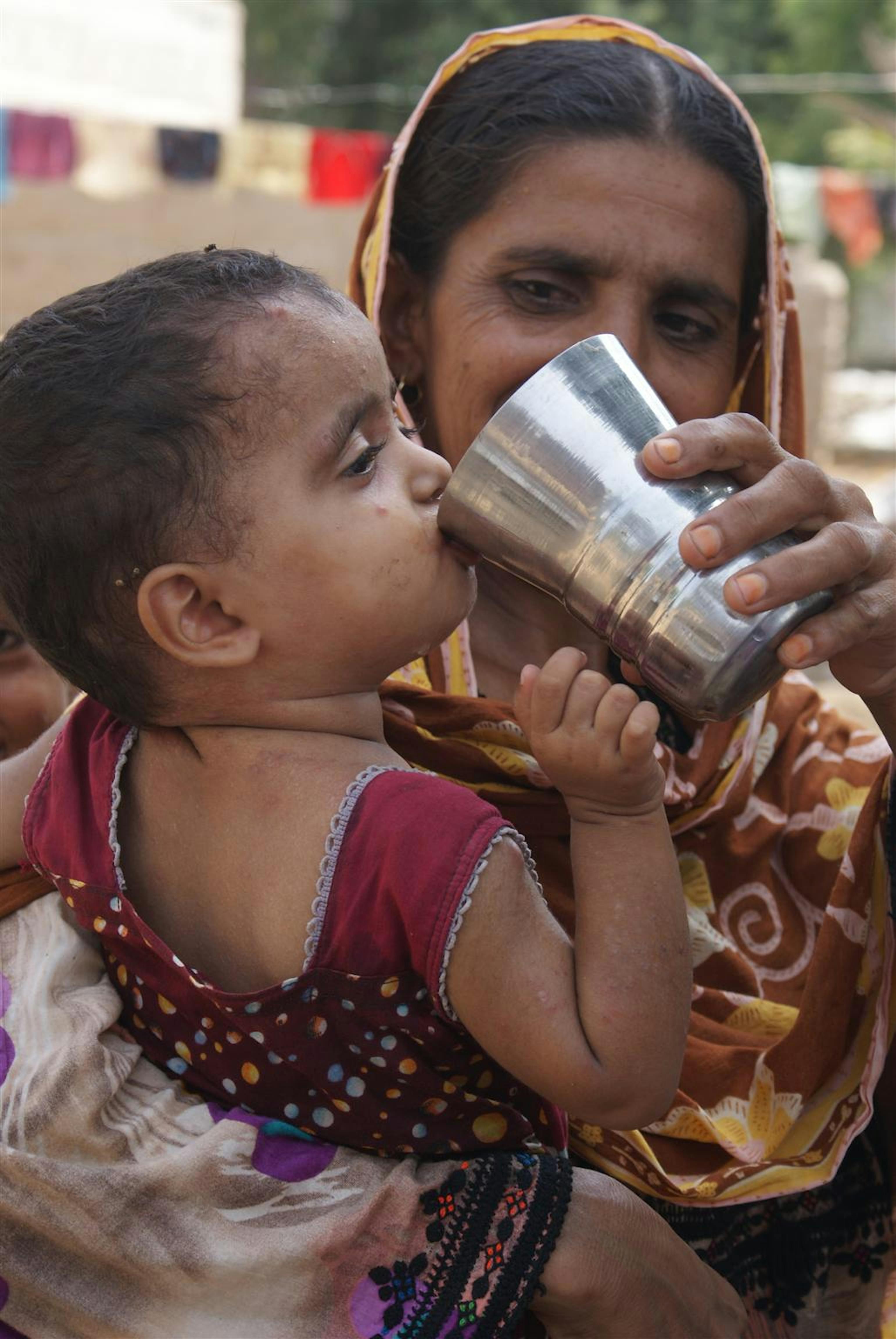 Una donna fa bere al suo bambino una soluzione di sali reidratanti, terapia efficace contro la disidratazione da diarrea. La foto è stata scattata in un villaggio della provincia di Sindh, nel Pakistan meridionale - ©UNICEF/NYHQ2010-1713/T.McBride
