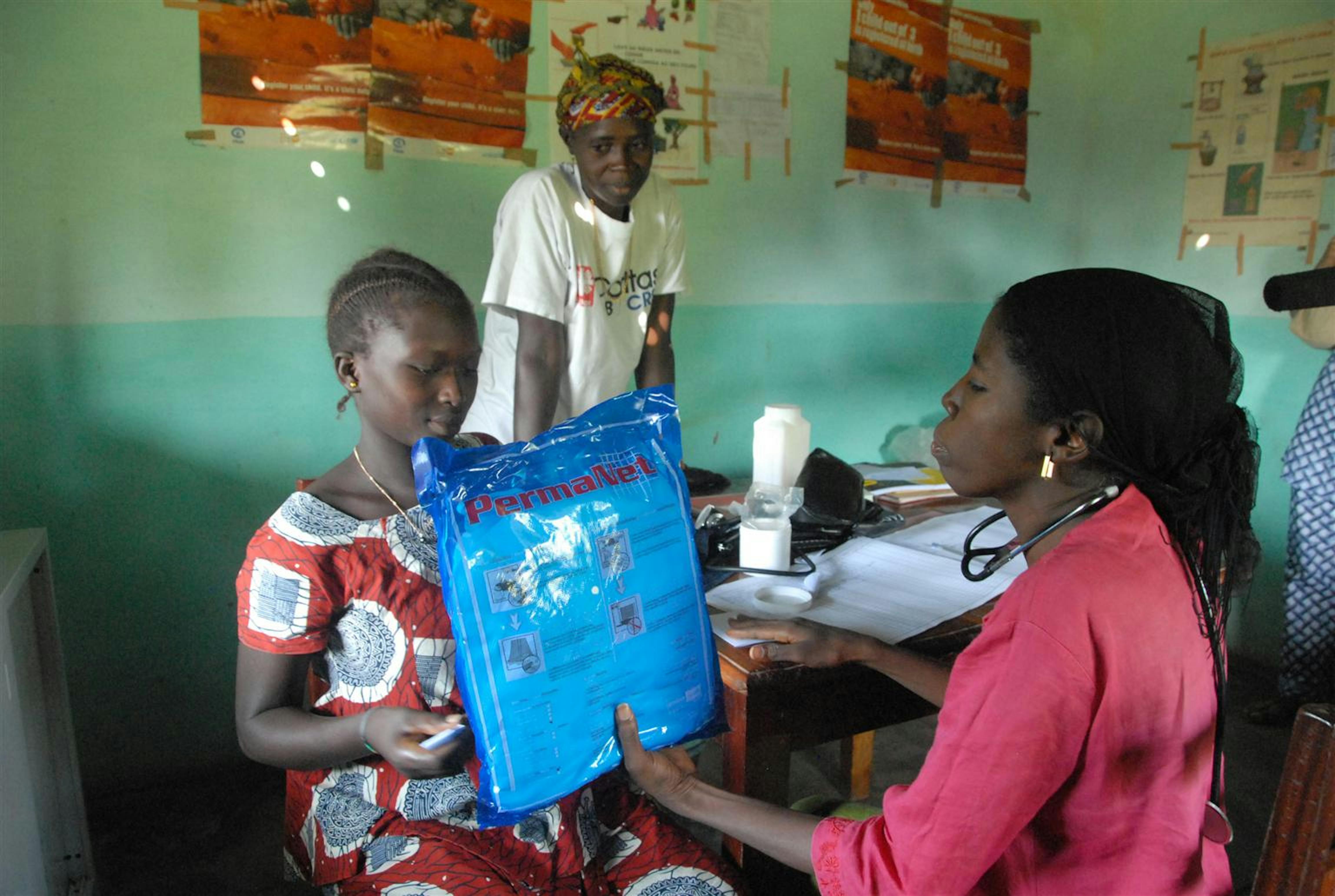 Guinea Bissau. Una mamma incinta riceve la zanzariera UNICEF. Servirà a proteggere lei e il bambino dalla malaria© UNICEF/2009-0023/S.Marcato