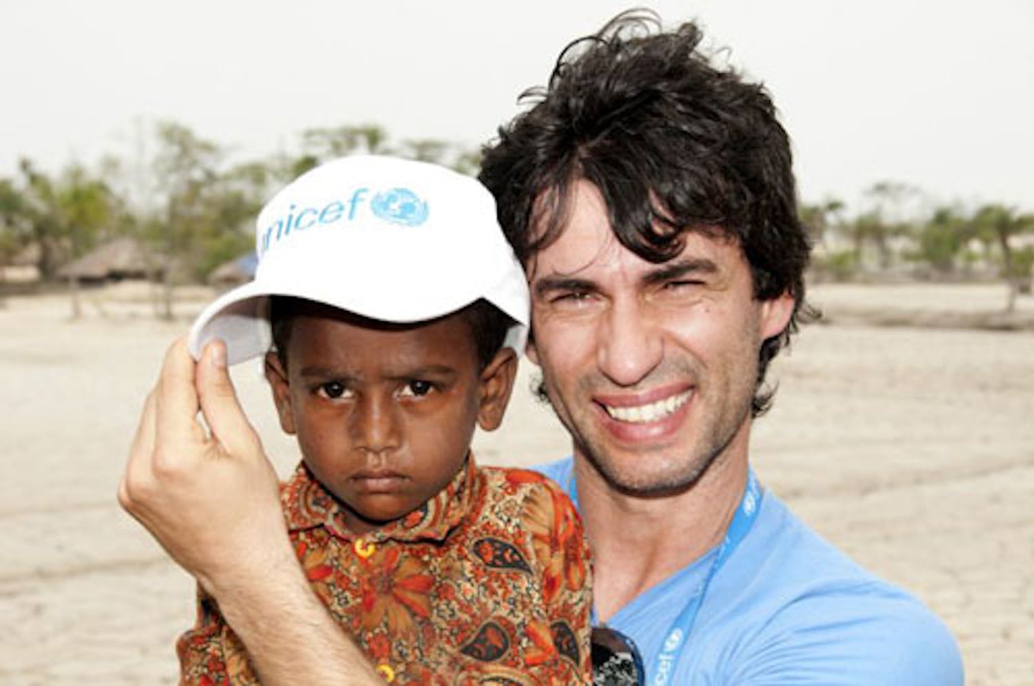 Kledi con un bambino durante la missione con l'UNICEF in Bangladesh - ©UNICEF Italia/2011/Pacifico