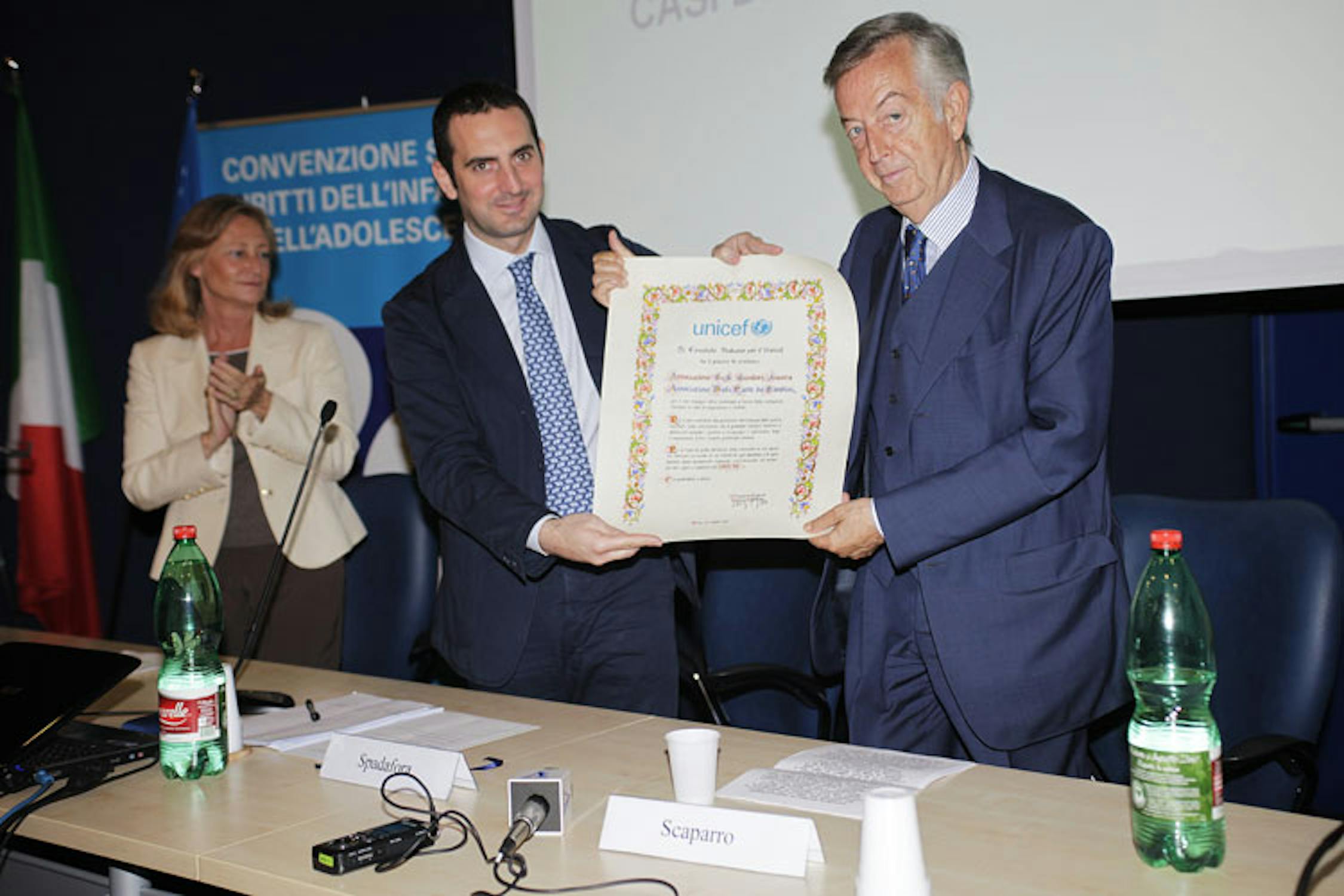 Il presidente dell'UNICEF Italia Vincenzo Spadafora consegna il riconoscimento UNICEF a Fulvio Scaparro, fondatore della GeA - ©UNICEF Italia/2011/A.Longobardi