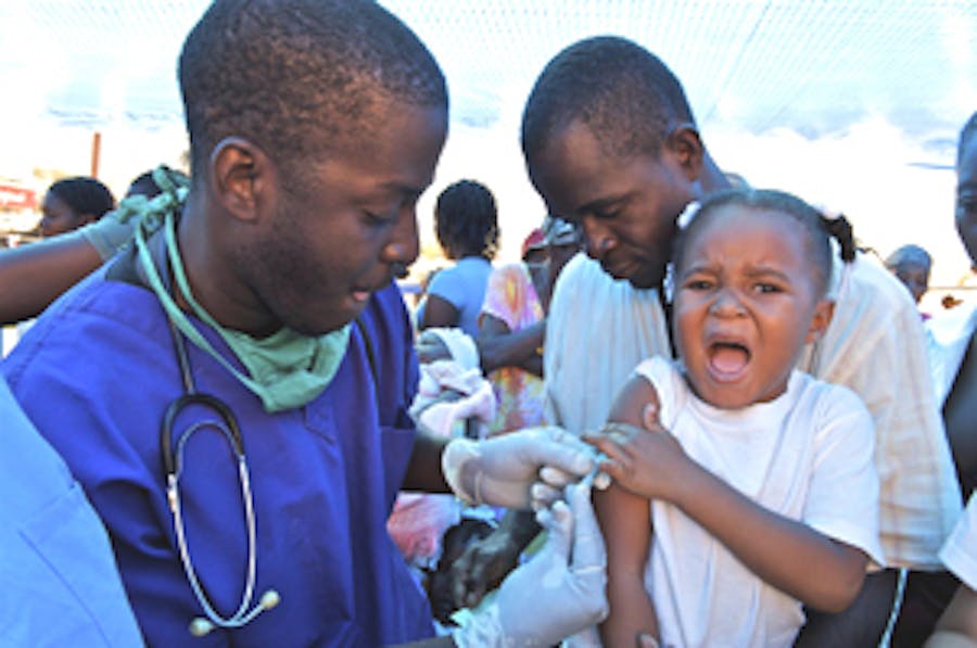 Una bambina riceve la vaccinazione contro la poliomielite - ©UNICEF Haiti