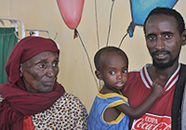 Il piccolo Aden, di tre anni, in braccio al suo papà. E' in buona salute dopo un mese di cure al centro nutrizionale del campo profughi di Daddab, in Kenya ©UNICEF