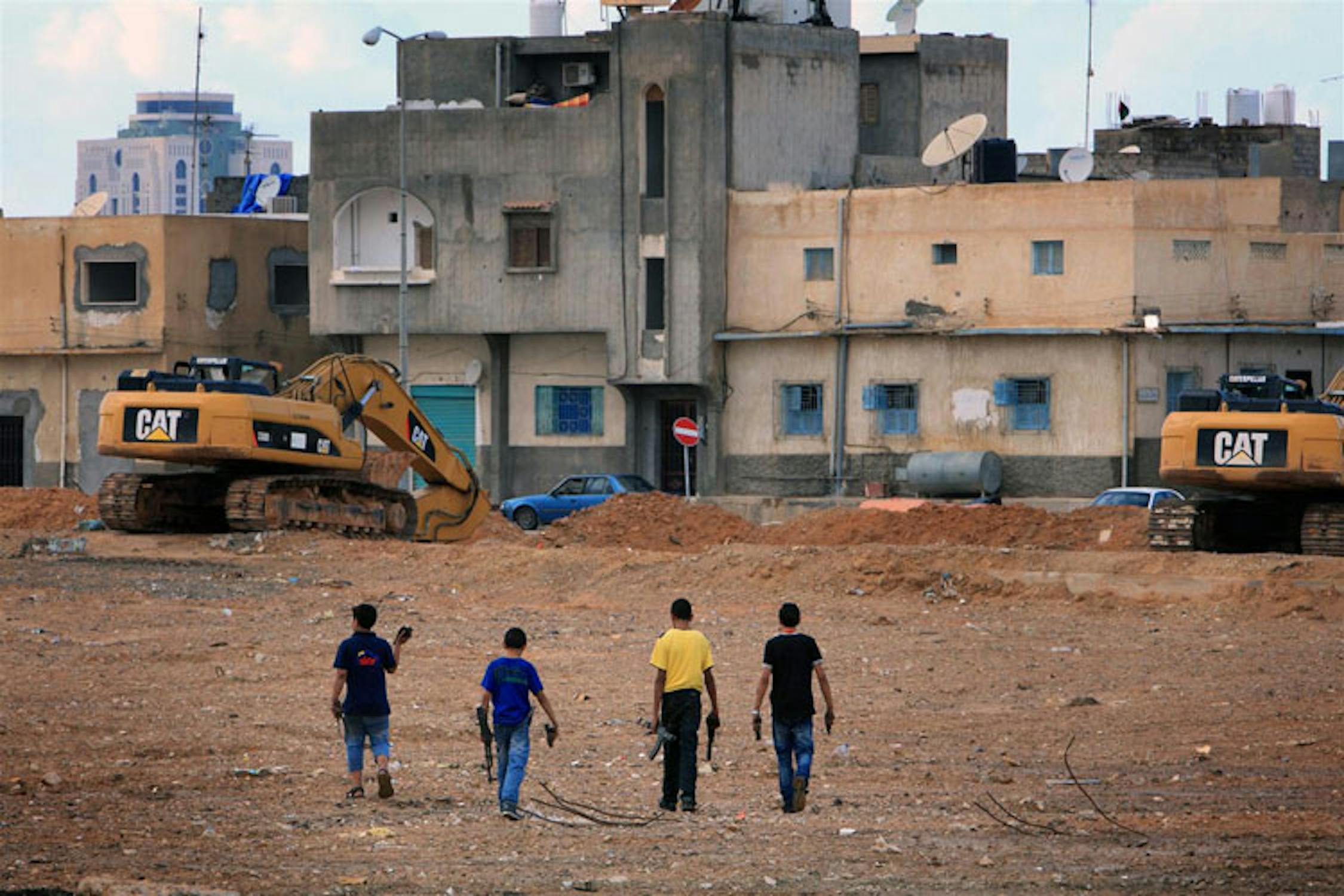 Ragazzi esplorano quello che resta di un deposito di munizioni bombardato dalla NATO a Tripoli, capitale della Libia - ©UNICEF/NYHQ2011-1546/G.Diffidenti