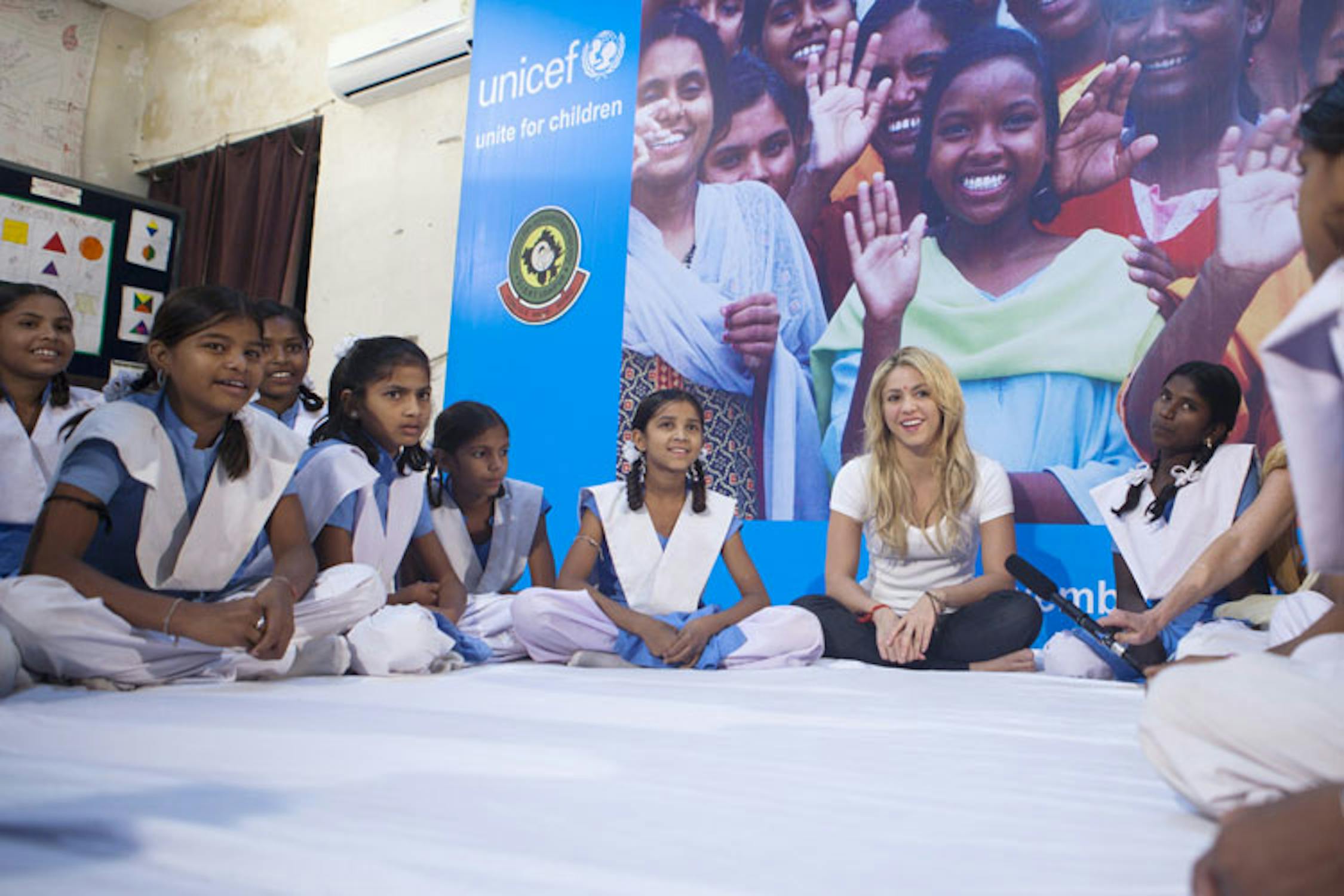 Shakira con le ragazze del progetto KGBV in Rajasthan, India - ©UNICEF/NYHQ2011-1811/Vishwanathan