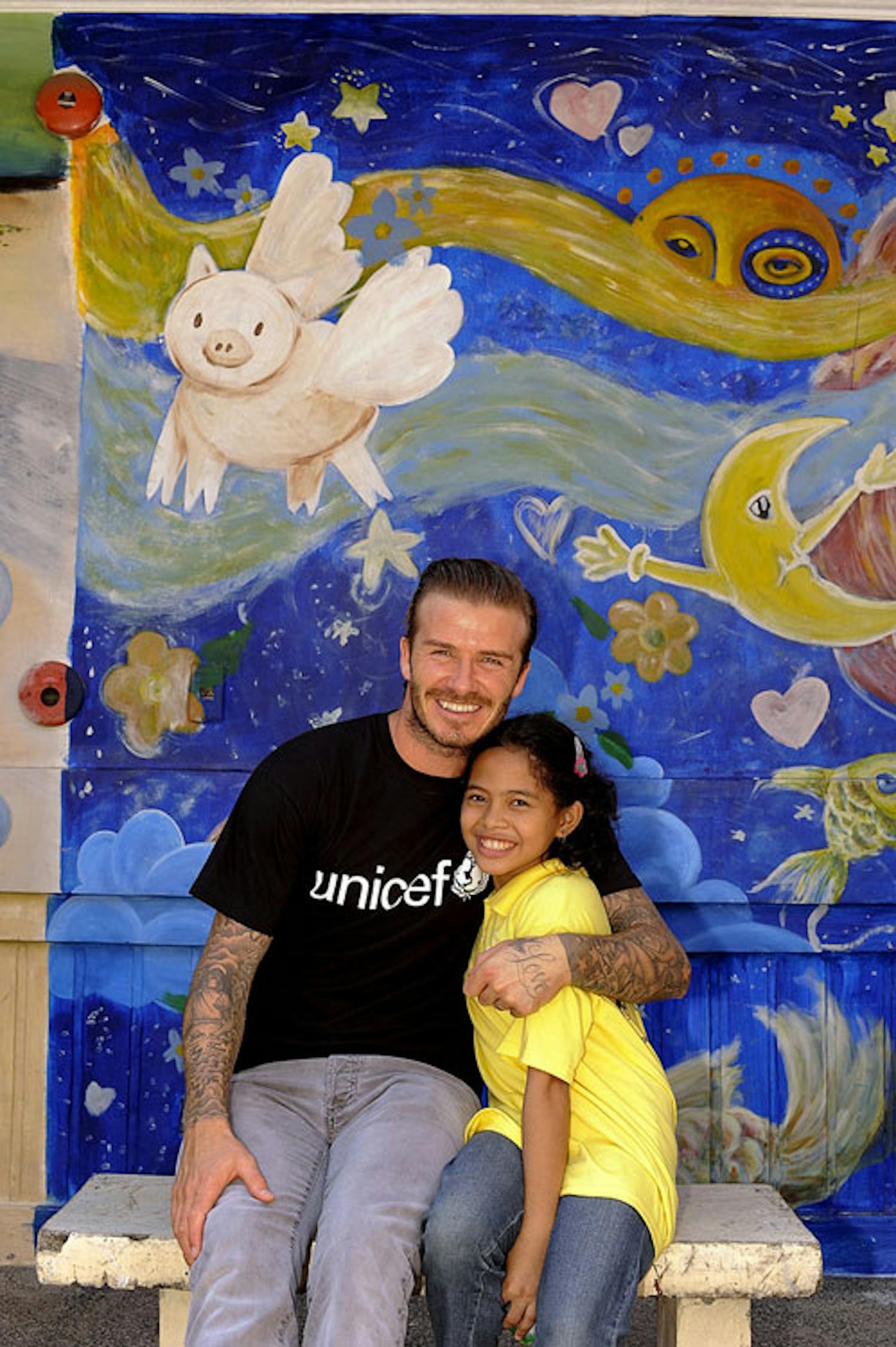 David Beckham con Shaina, 12 anni, un passato di abbandono e accattonaggio alle spalle e un sogno per il futuro: diventare infermiera - ©UNICEF UK/2011/Villafranca