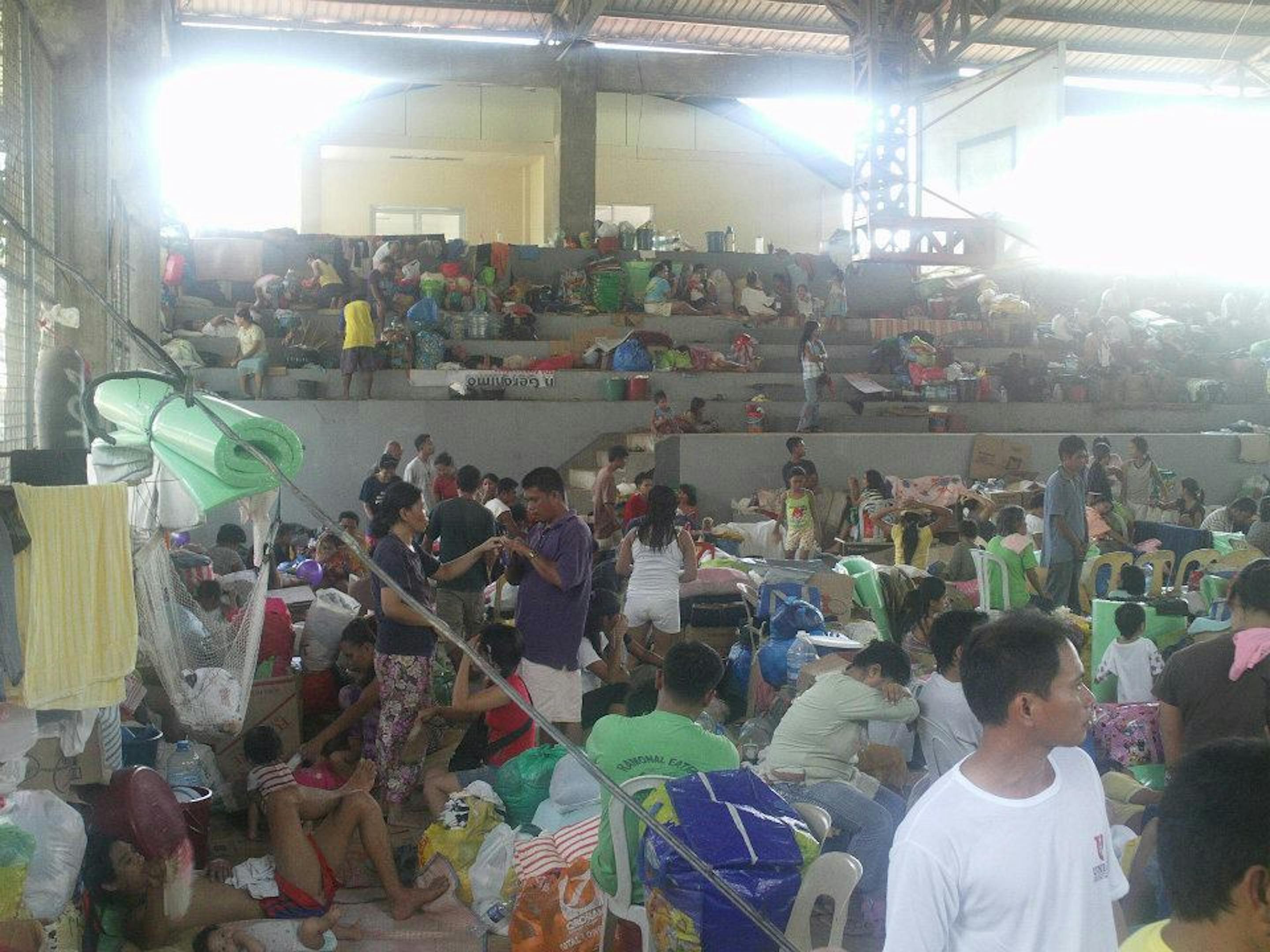 Un campo di basket adibito a rifugio per migliaia di sfollati: una delle decine di strutture di accoglienza improvvisate nella città di Cagayan de Oro