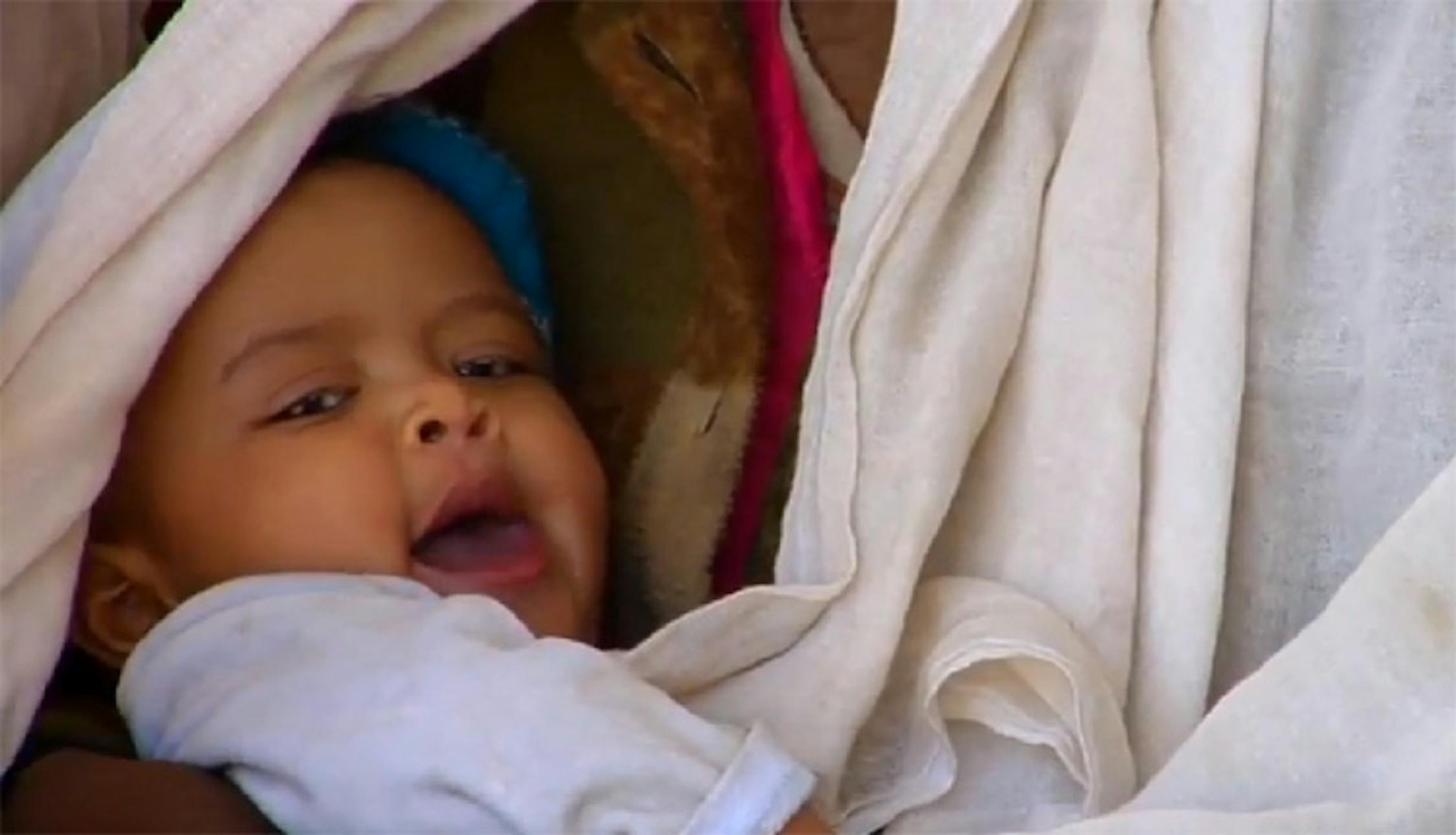 Madre e bambino nella sala d'aspetto dell'ambulatorio di Derer Ebija, in Etiopia - ©UNICEF Video/2011