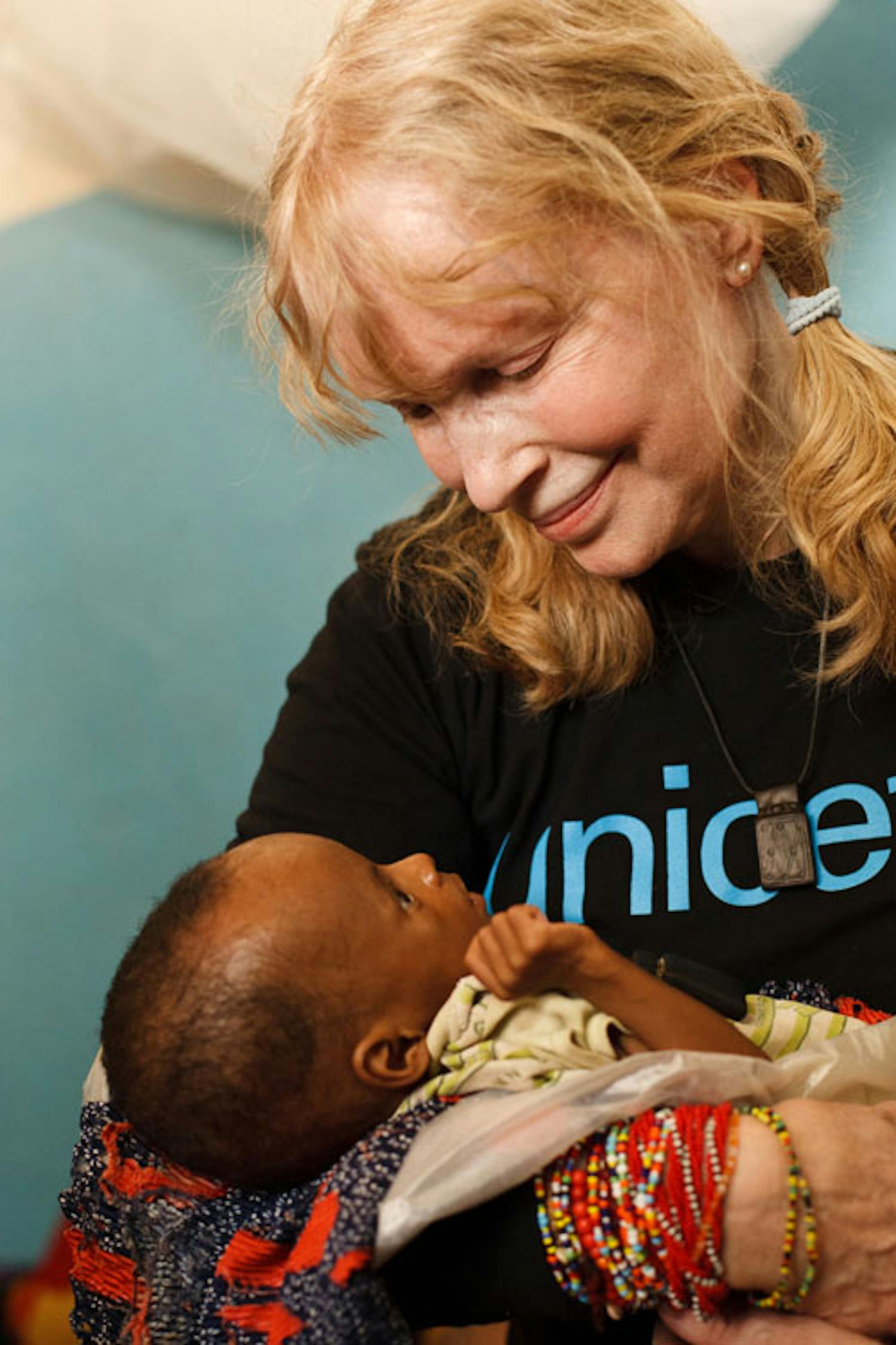 Mia Farrow con una bambina gravemente malnutrita nell'ospedale di Mao (Ciad): sono circa 100.000 i bambini a rischio di morte per fame nel paese africano - ©UNICEF/NYHQ2012-0045/Asselin