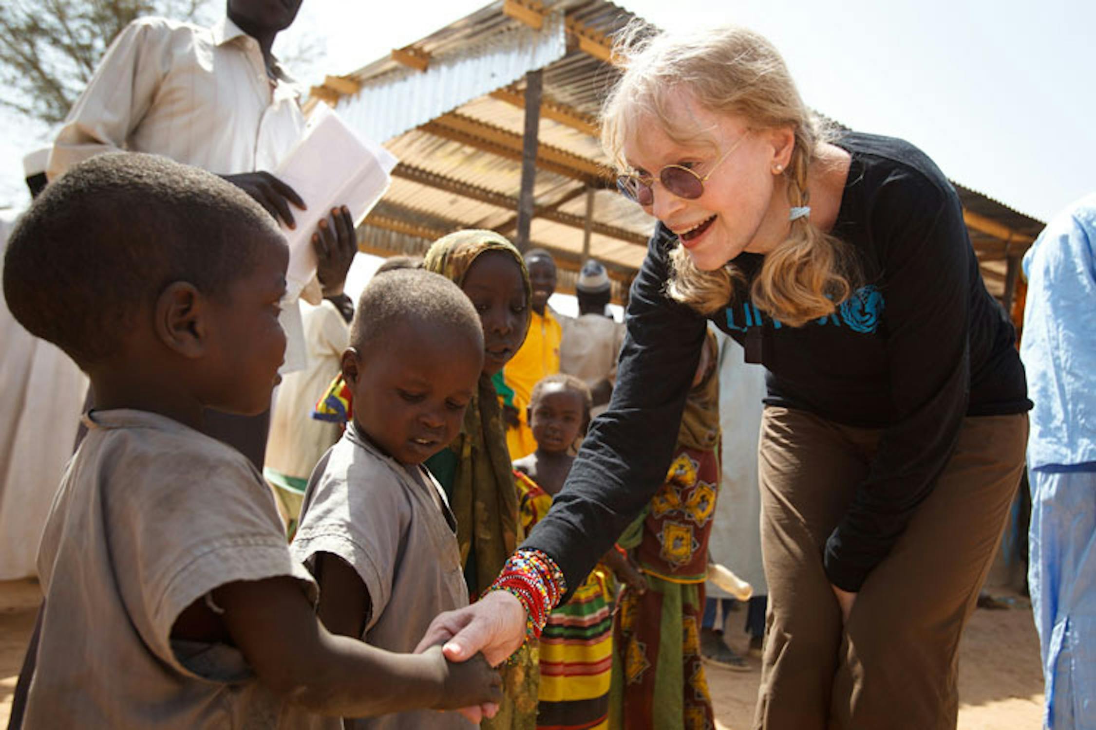 Mia Farrow con un bambino del Darfur nel campo profughi di Koubigou, nei pressi della città di Goz Beida (Ciad) - ©UNICEF/NYHQ2012-0049/Asselin