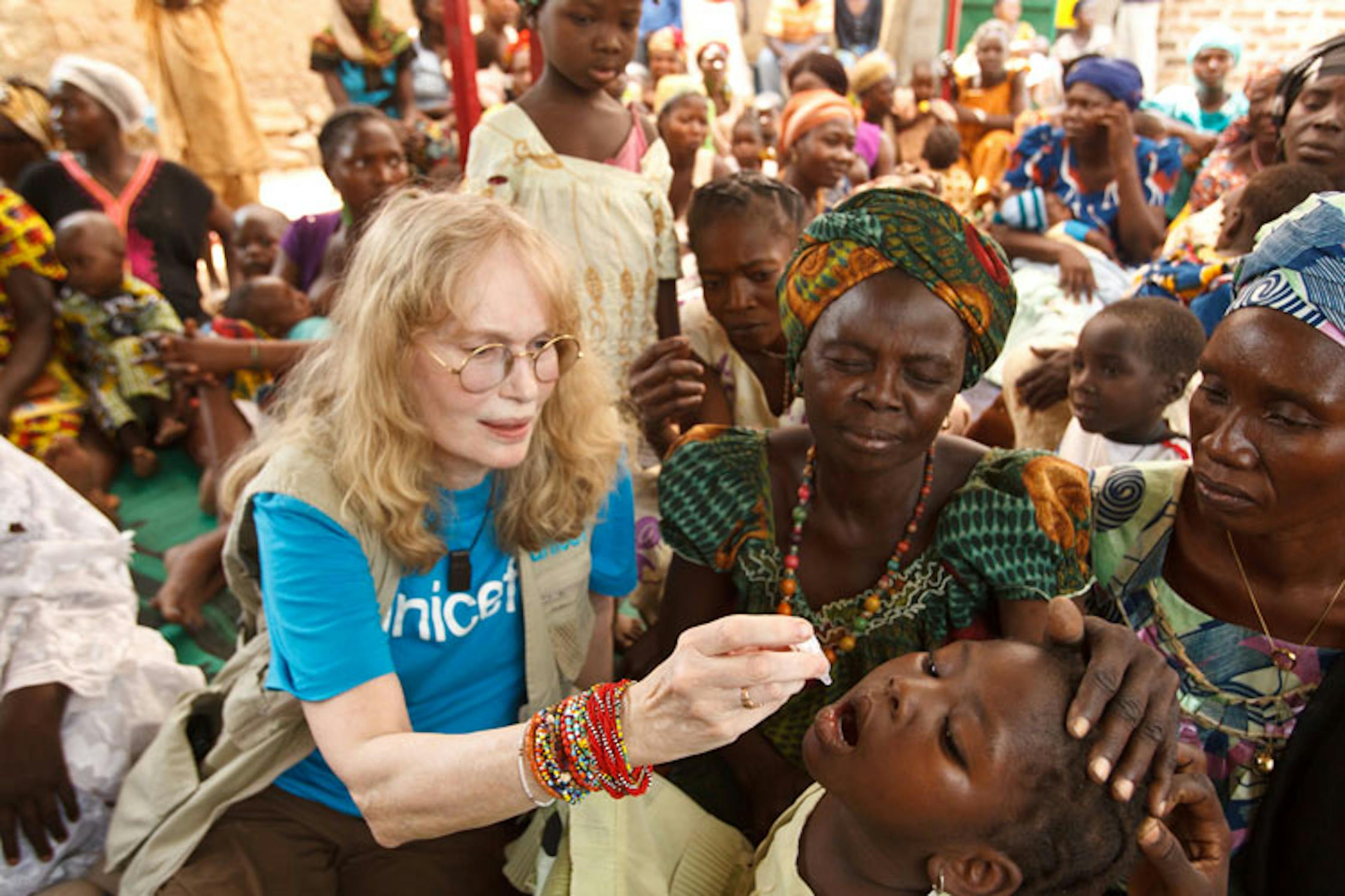 Moundou (Ciad): Mia Farrow somministra una dose di vaccino orale antipolio durante una sessione di immunizzazione gestita da una ONG ciadiana e finanziata dall'UNICEF - ©UNICEF/NYHQ2012-0062/Asselin