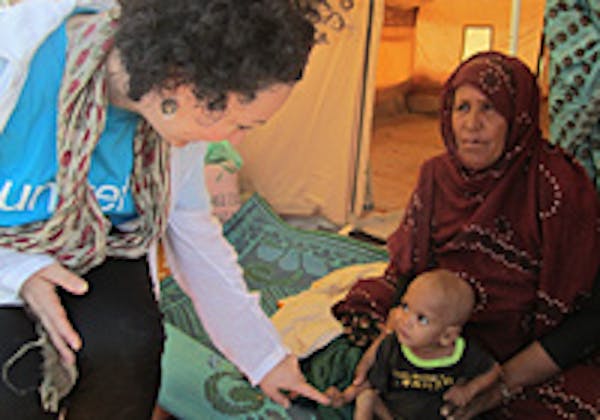 Il piccolo Habibi e la nonna, i due protagonisti di questa storia - ©UNICEF Mauritania/2012/Fassala