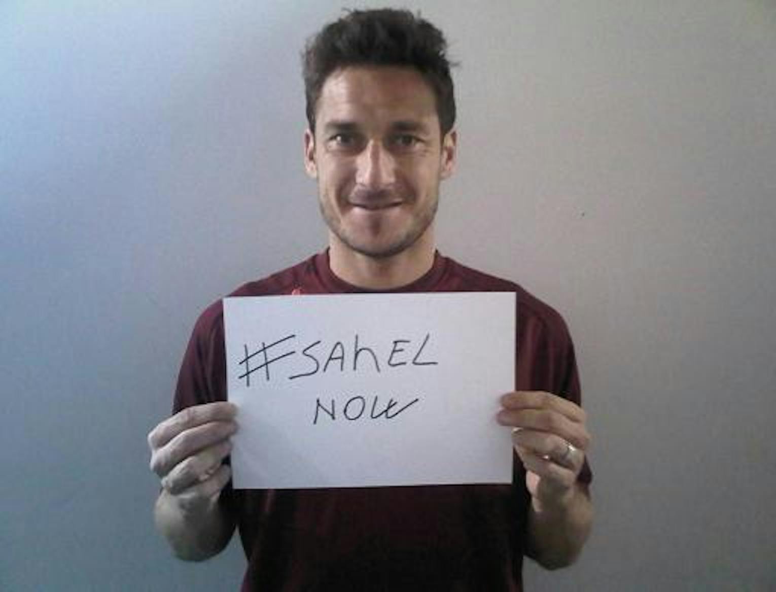 Francesco Totti ha aderito alla Campagna UNICEF per il Sahel inviandoci la sua foto con la scritta SahelNOW via Twitter