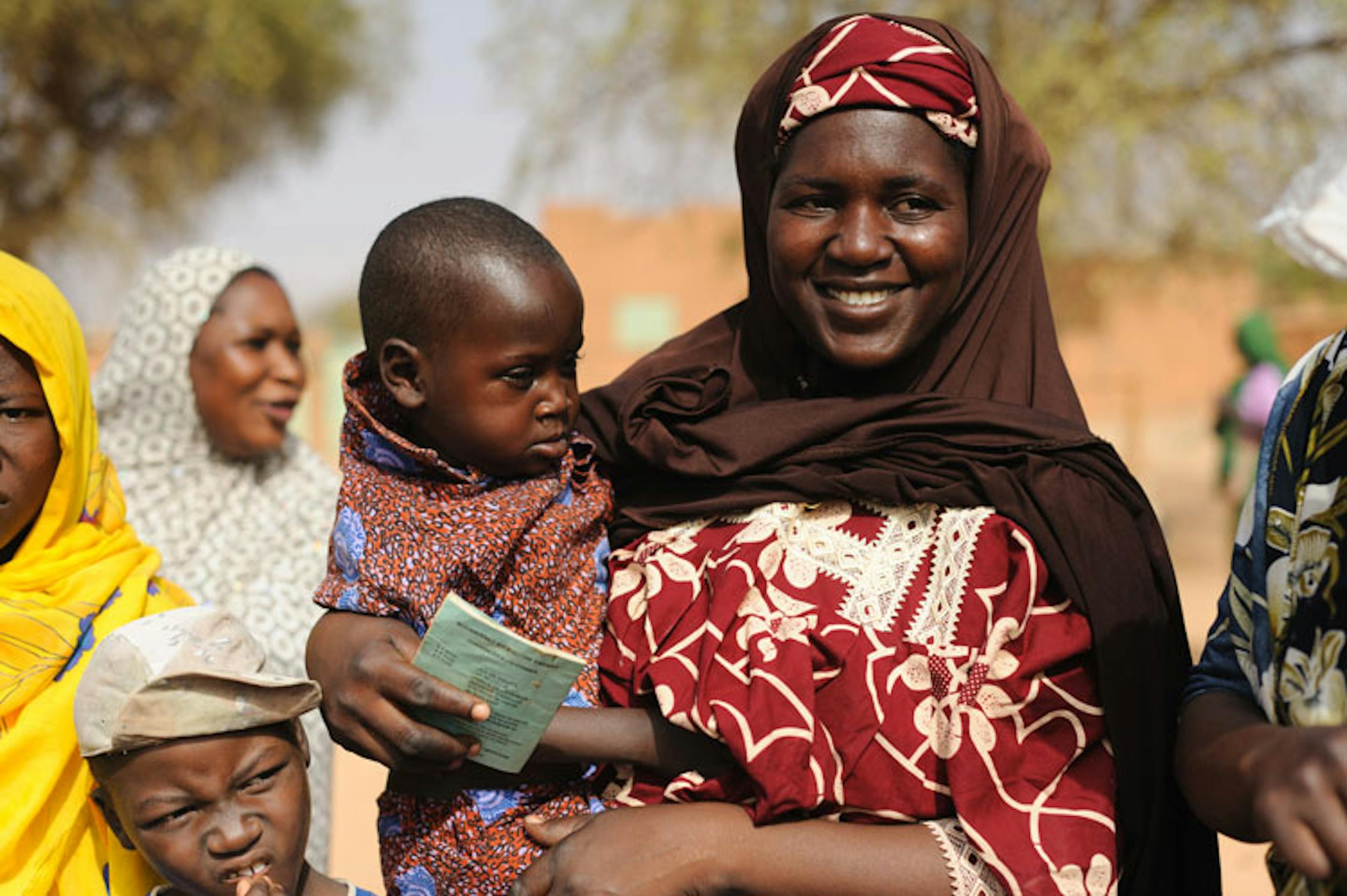 Abdoul, 3 anni, in fila con la mamma per il controllo al Centro nutrizionale terapeutico di Oullam (Niger) - ©UNICEF Niger/2012/Quarmyne